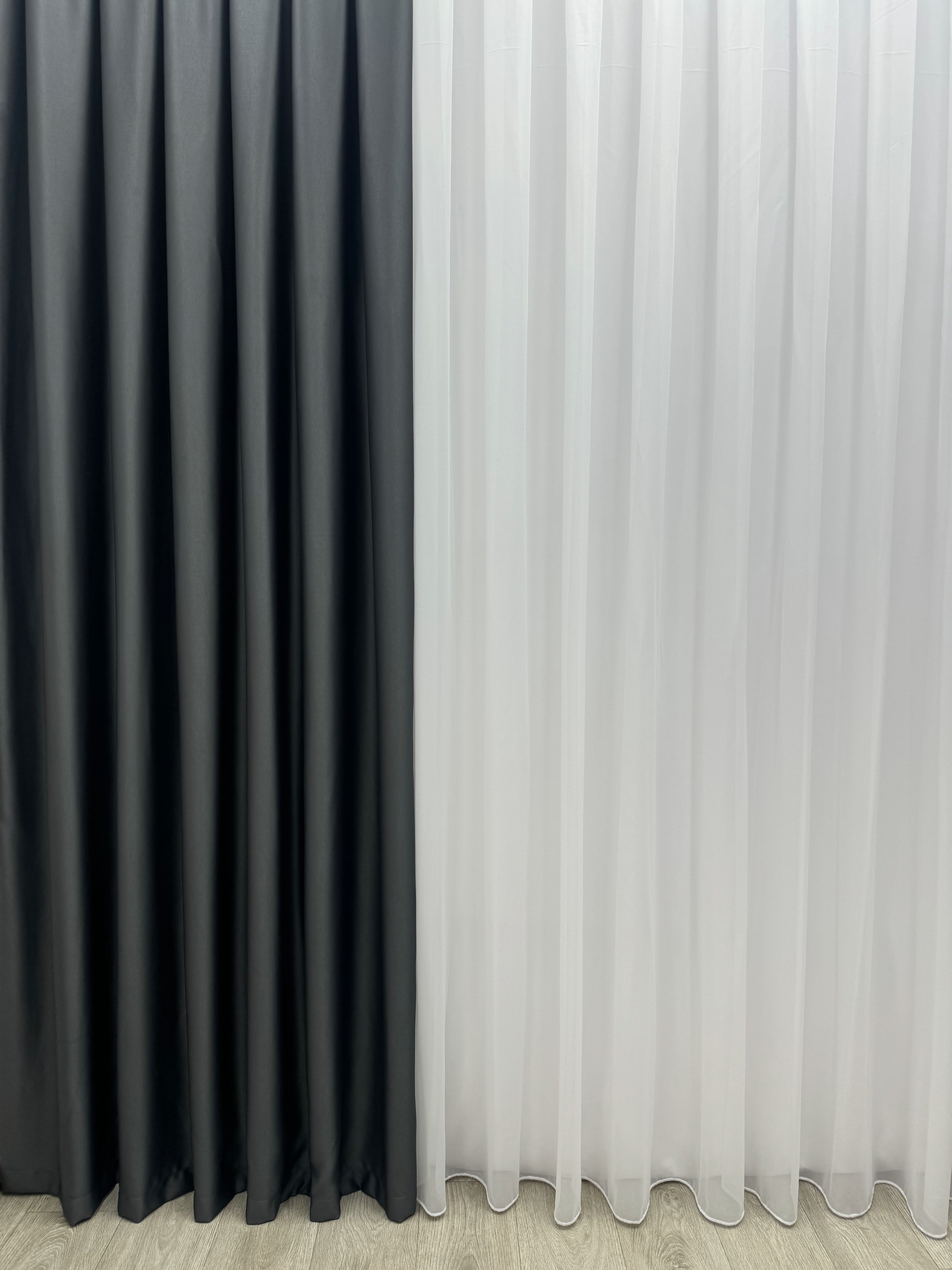 Monochrome "Blackout" curtain, graphite color