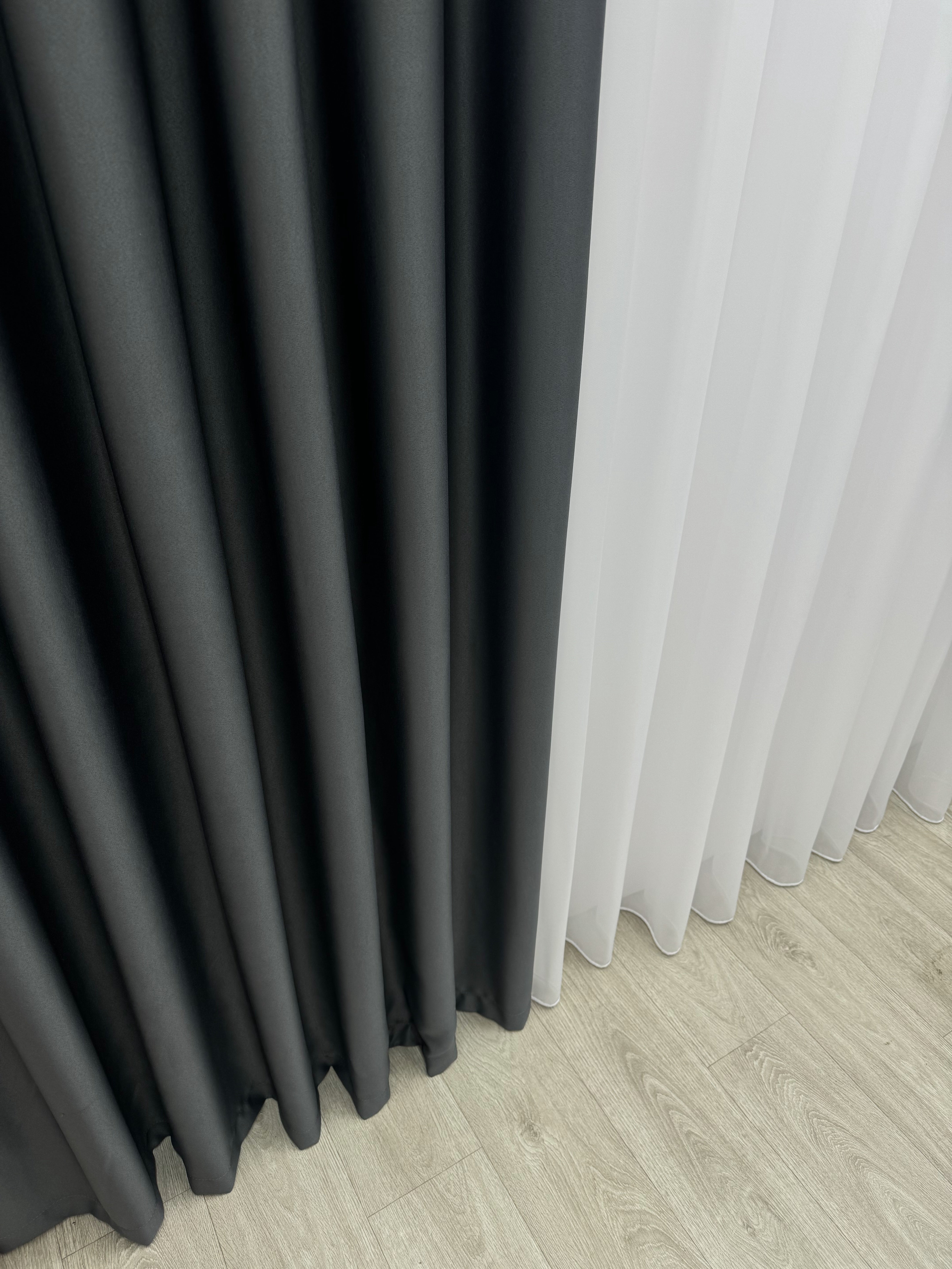 Monochrome "Blackout" curtain, graphite color