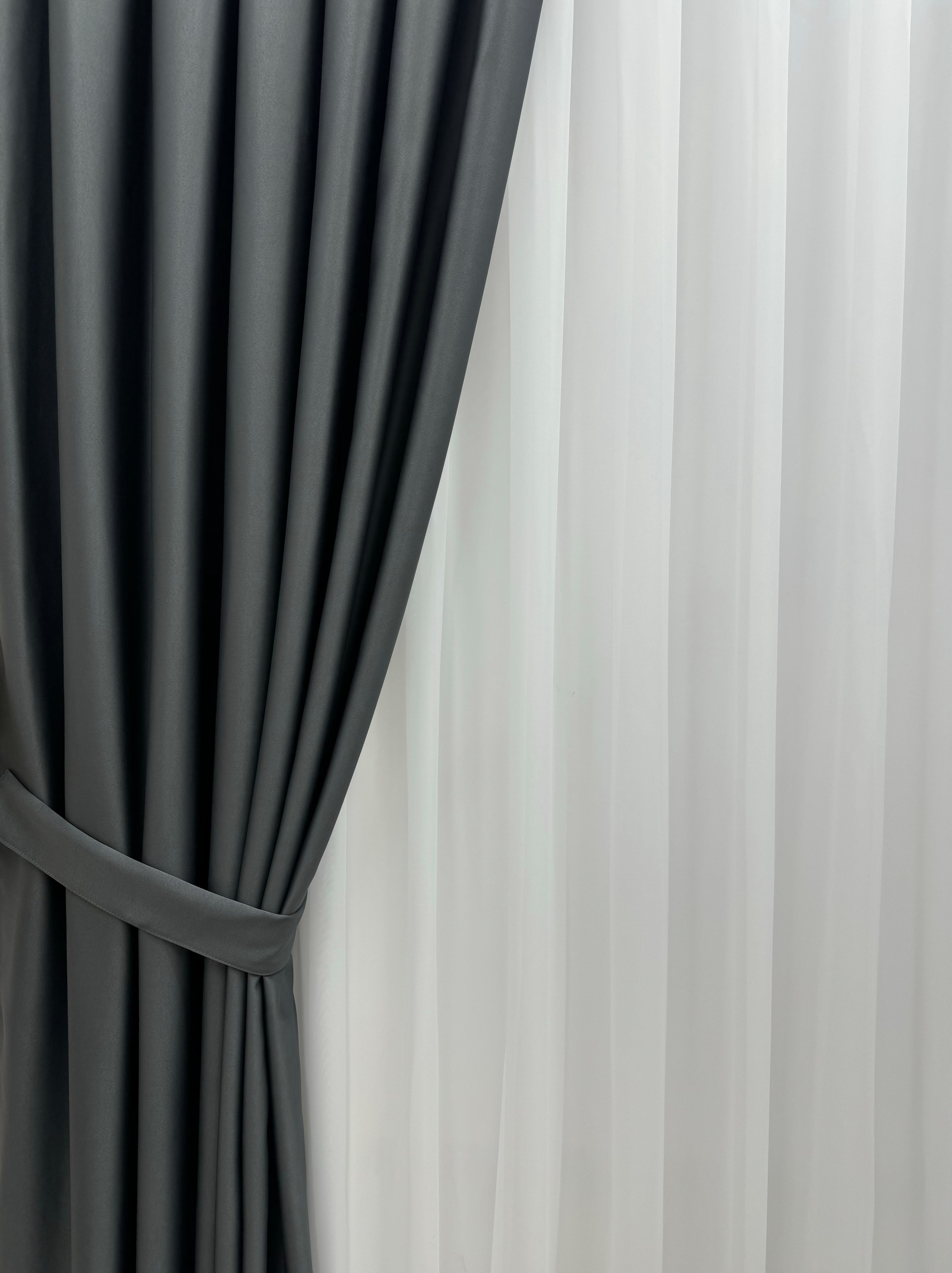 Monochrome "Blackout" curtain, graphite color