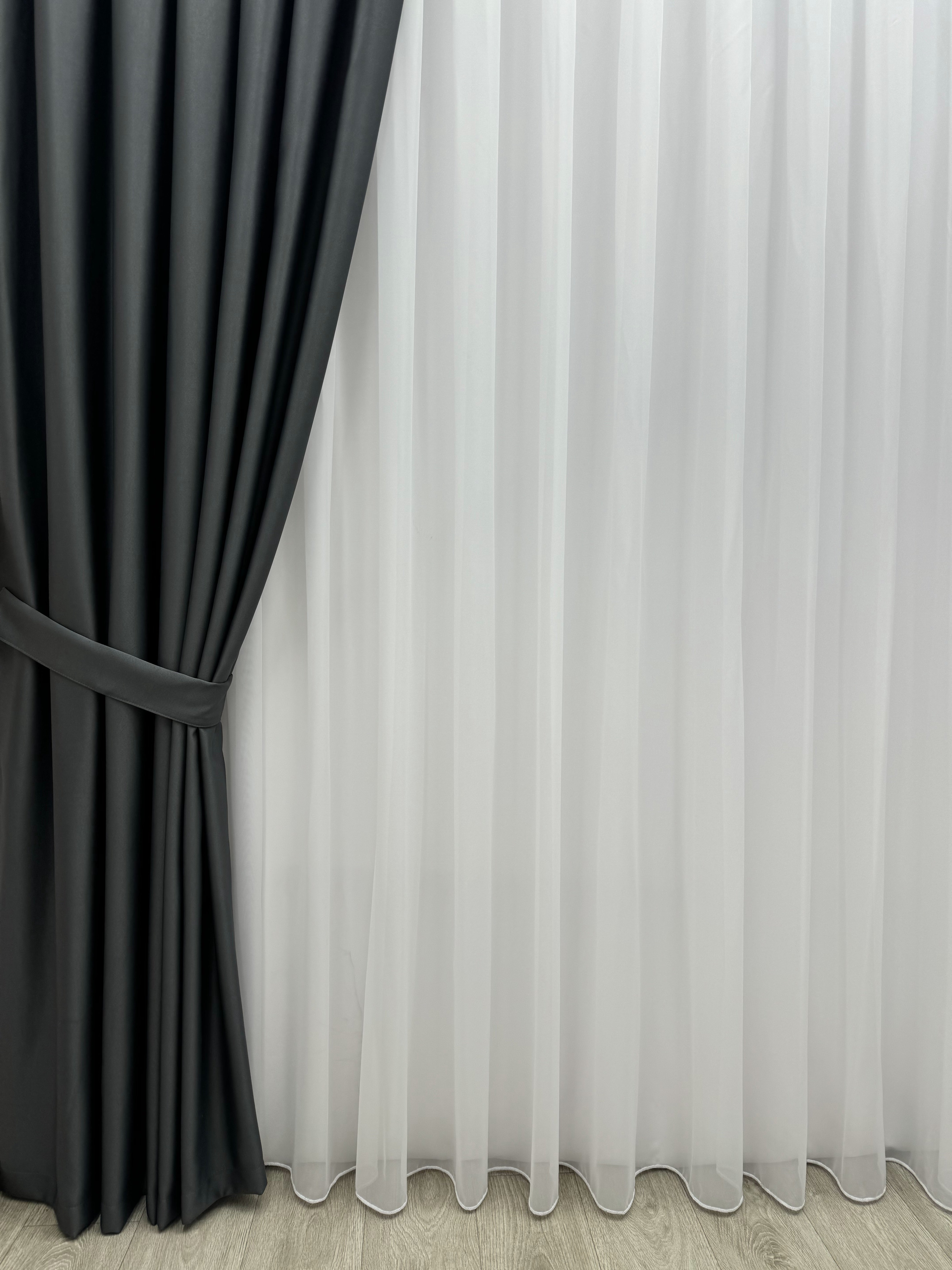 Monochrome "Blackout" curtain, graphite color