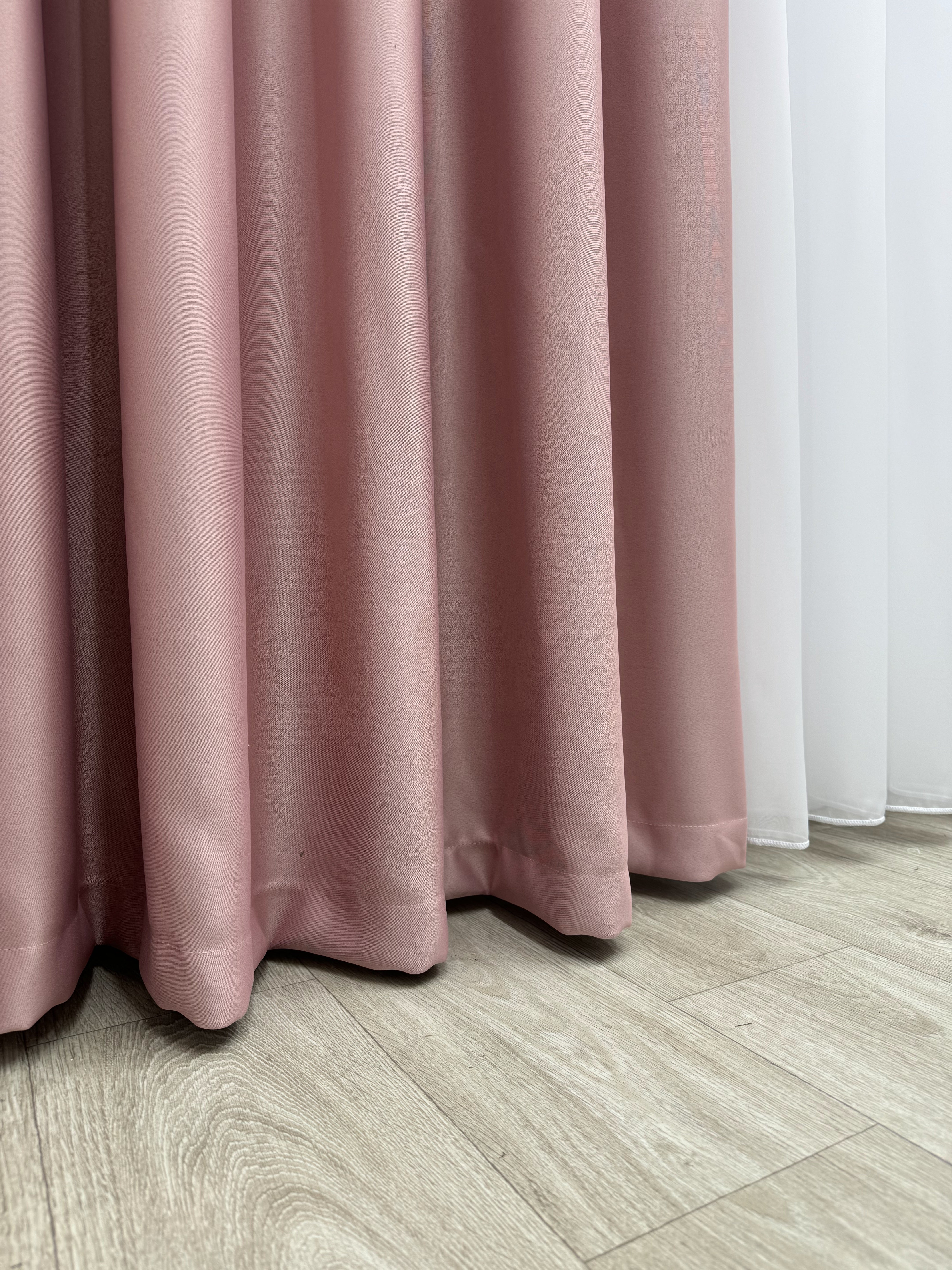 Monochrome "Blackout" curtain, soft pink color