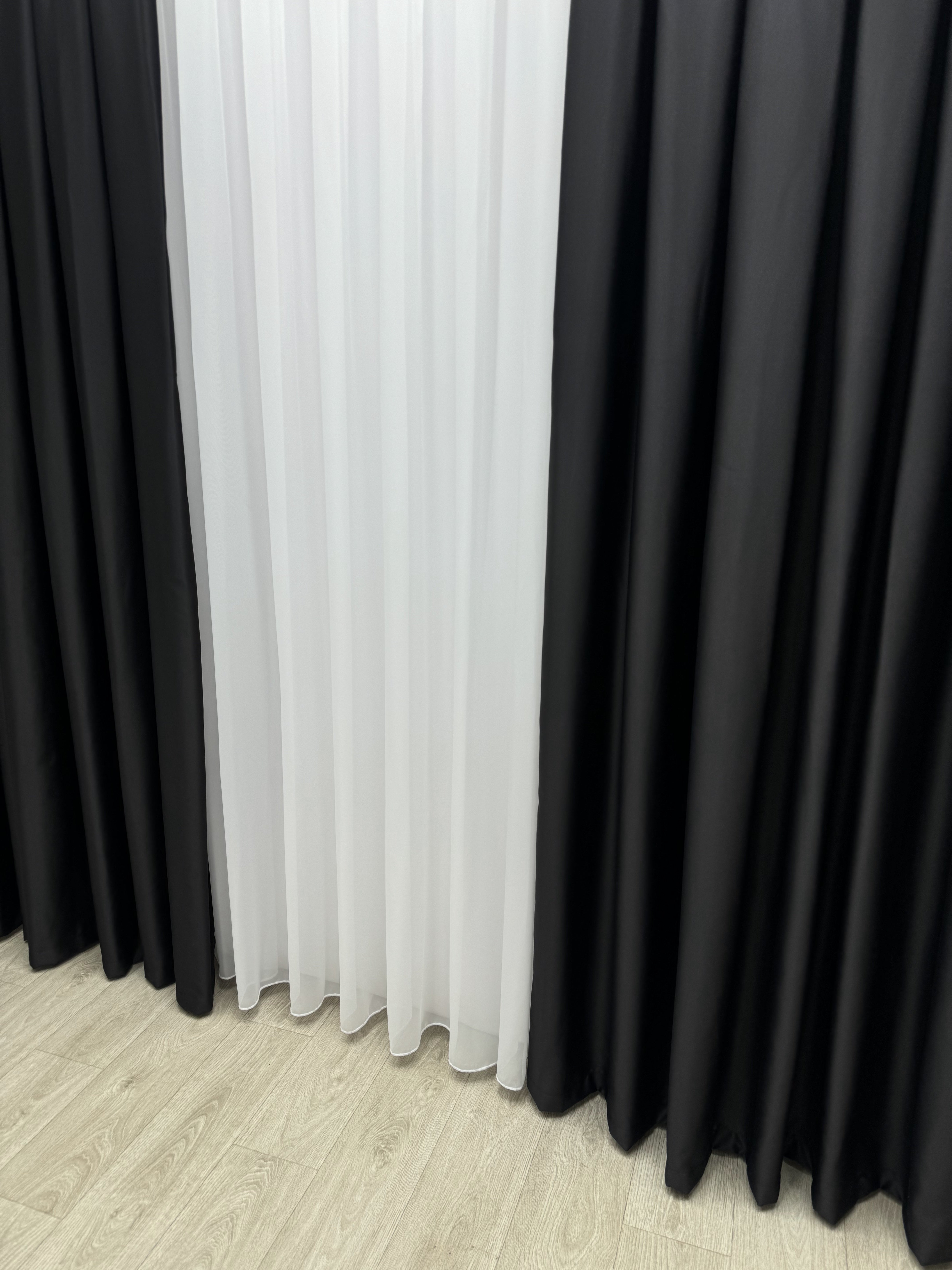 Monochrome "Blackout" curtain, black color
