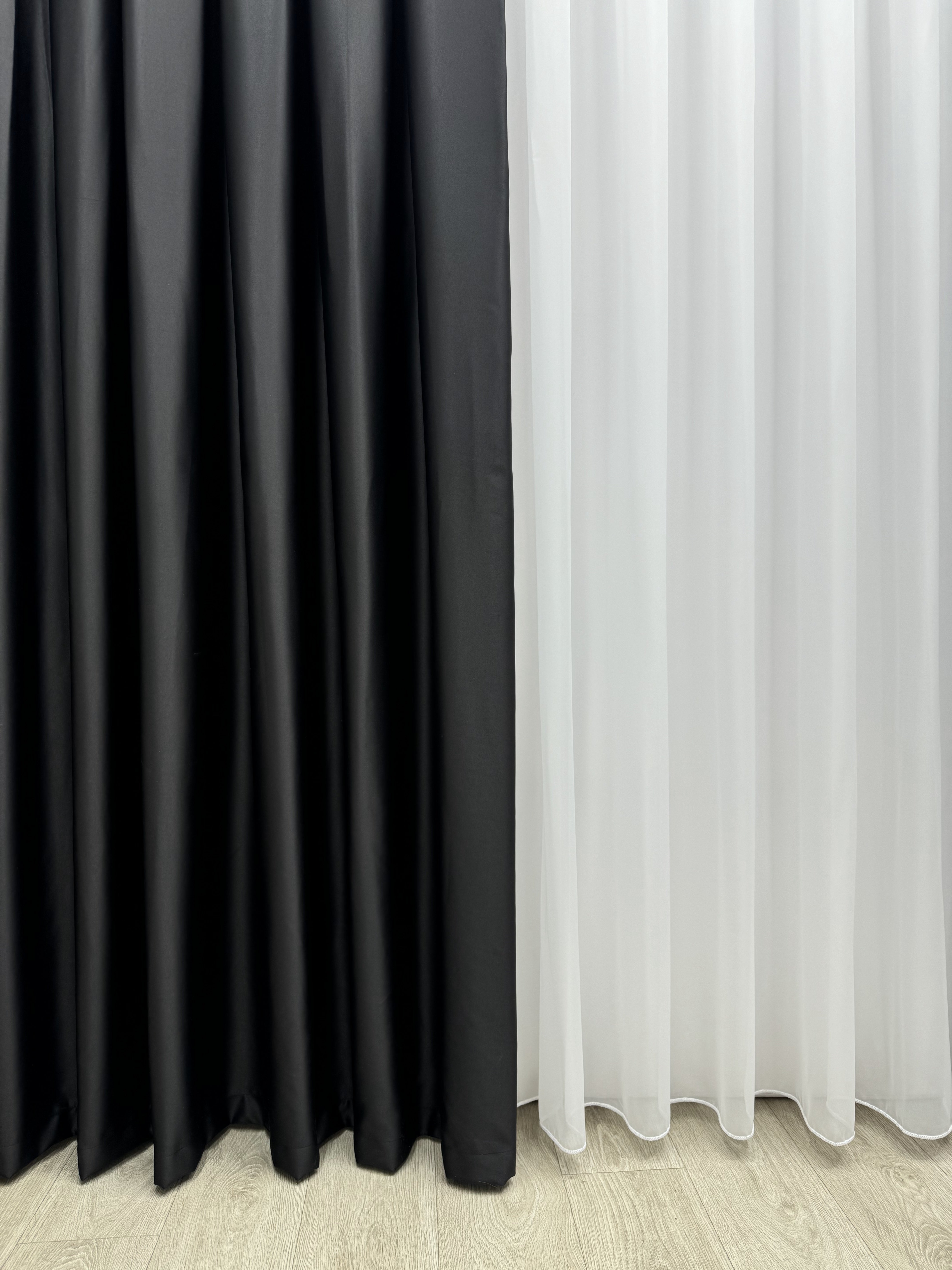 Monochrome "Blackout" curtain, black color