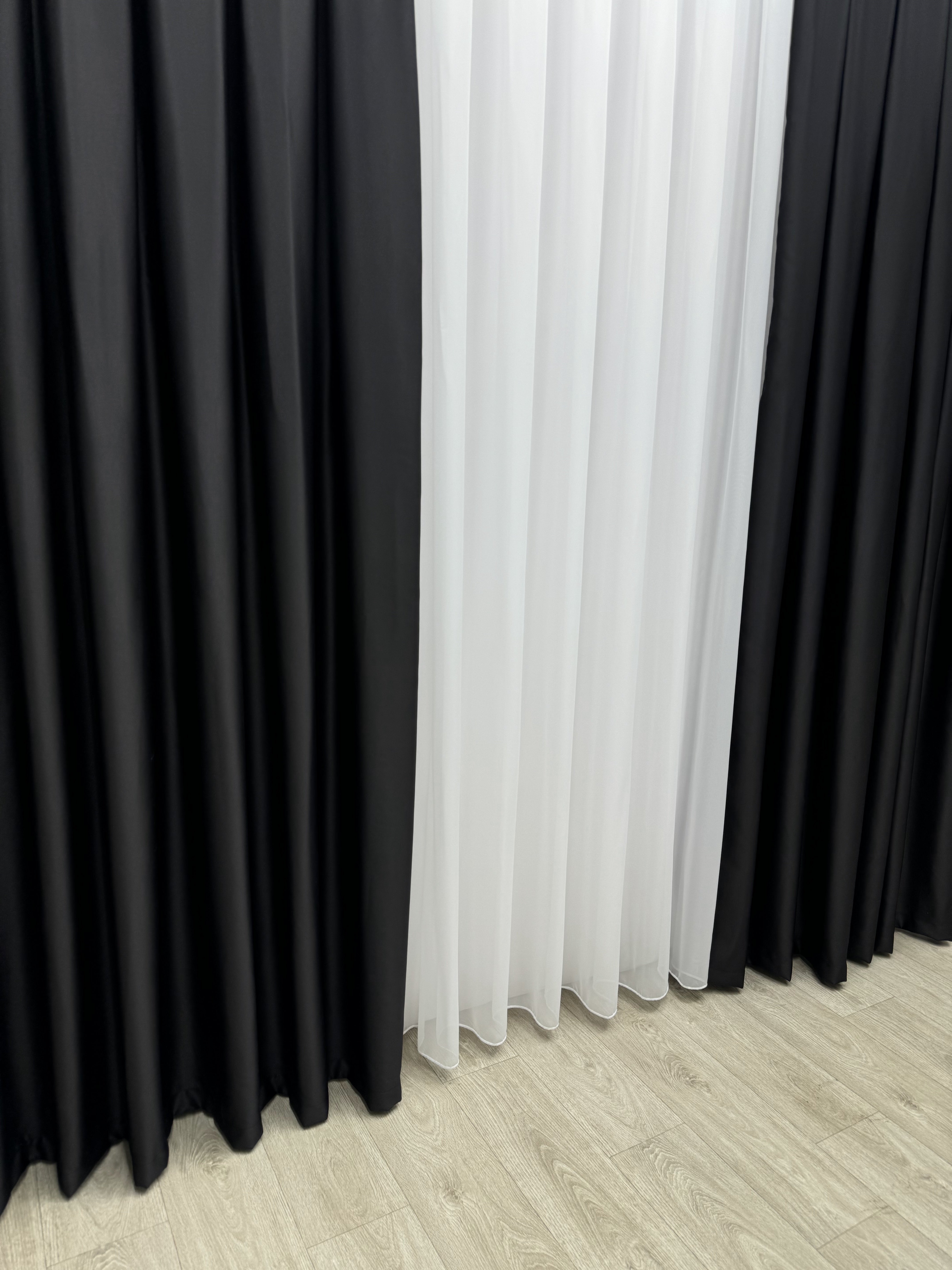 Monochrome "Blackout" curtain, black color