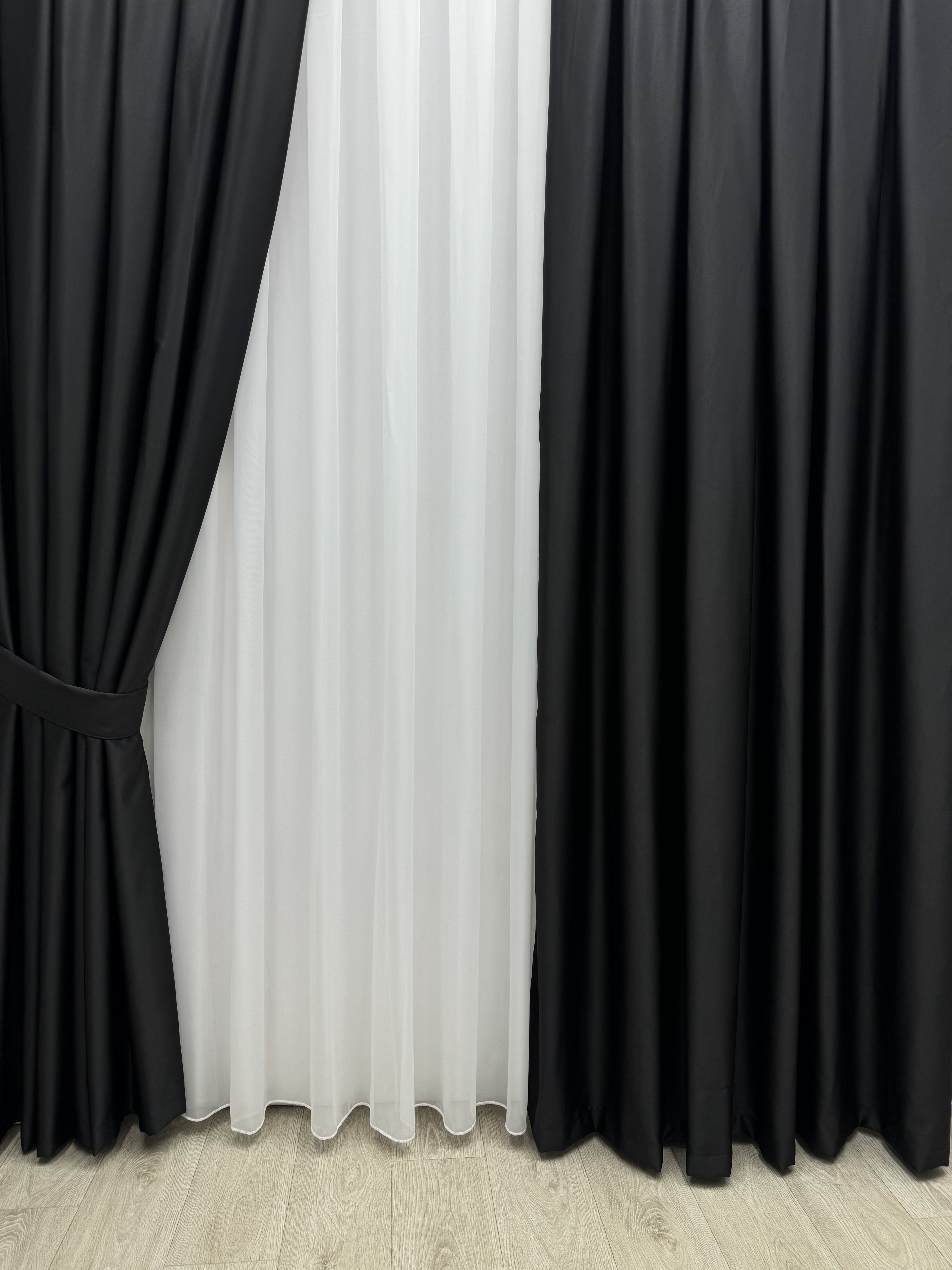 Monochrome "Blackout" curtain, black color