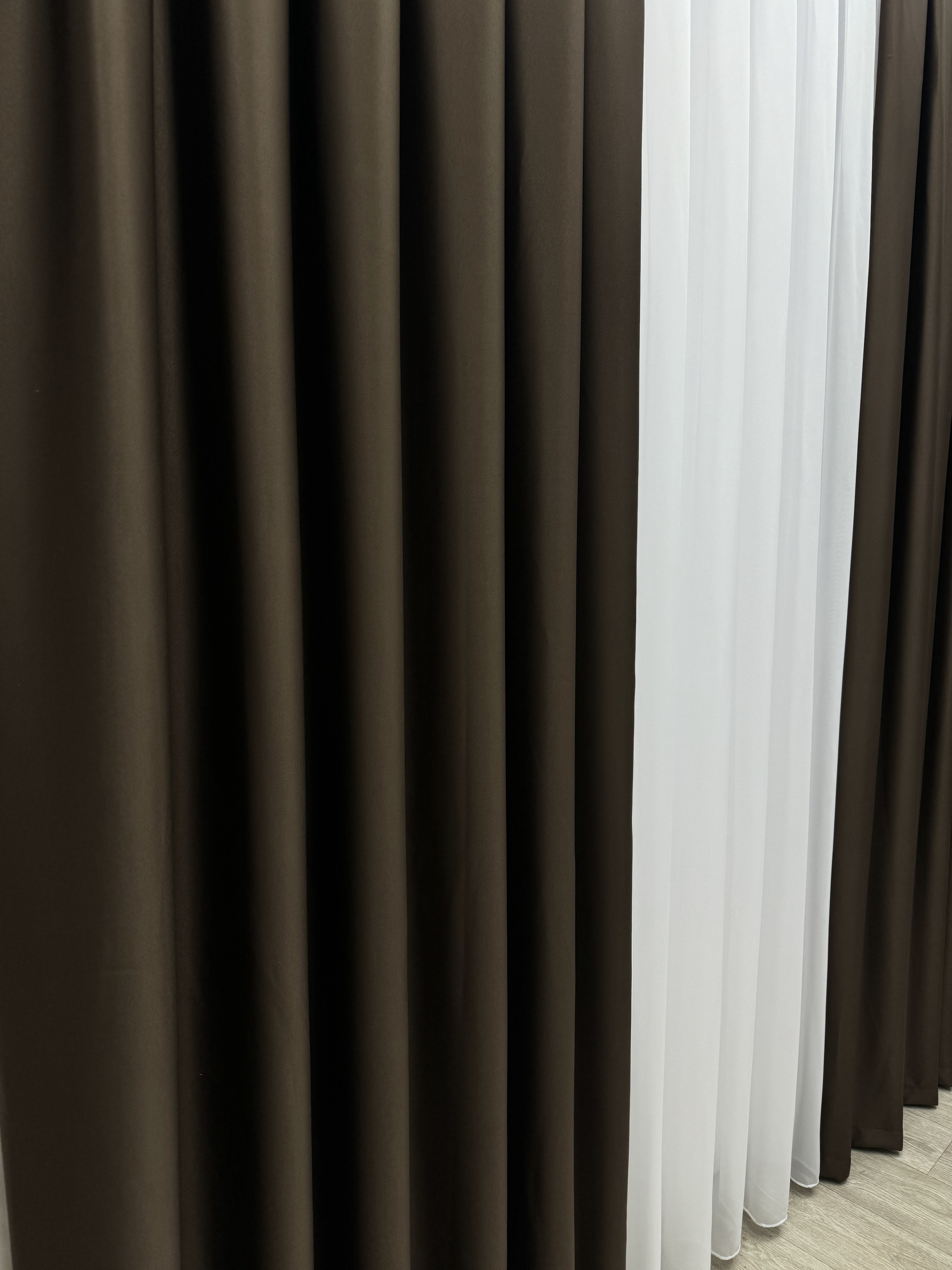 Monochrome "Blackout" curtain, dark brown color