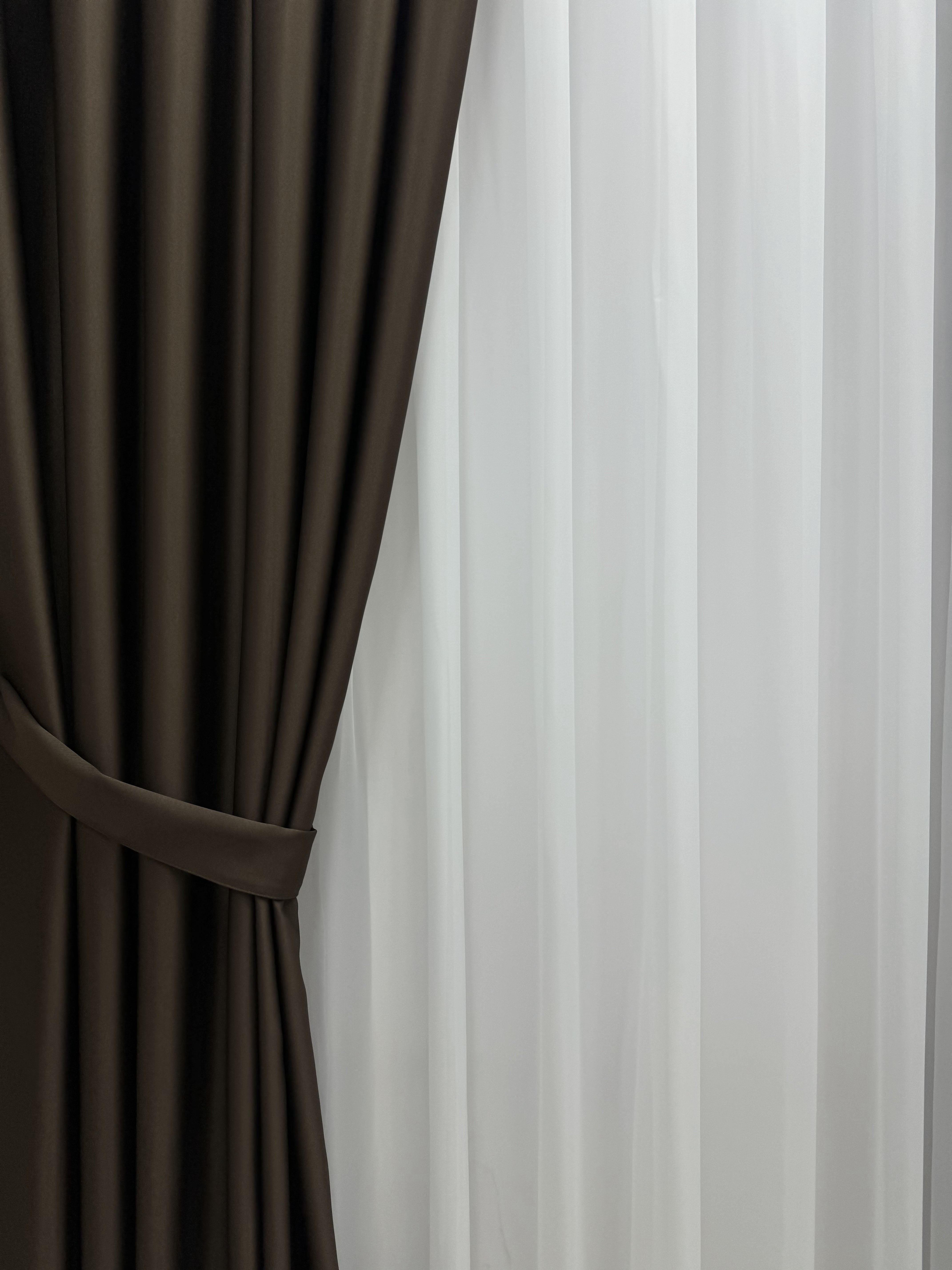 Monochrome "Blackout" curtain, dark brown color
