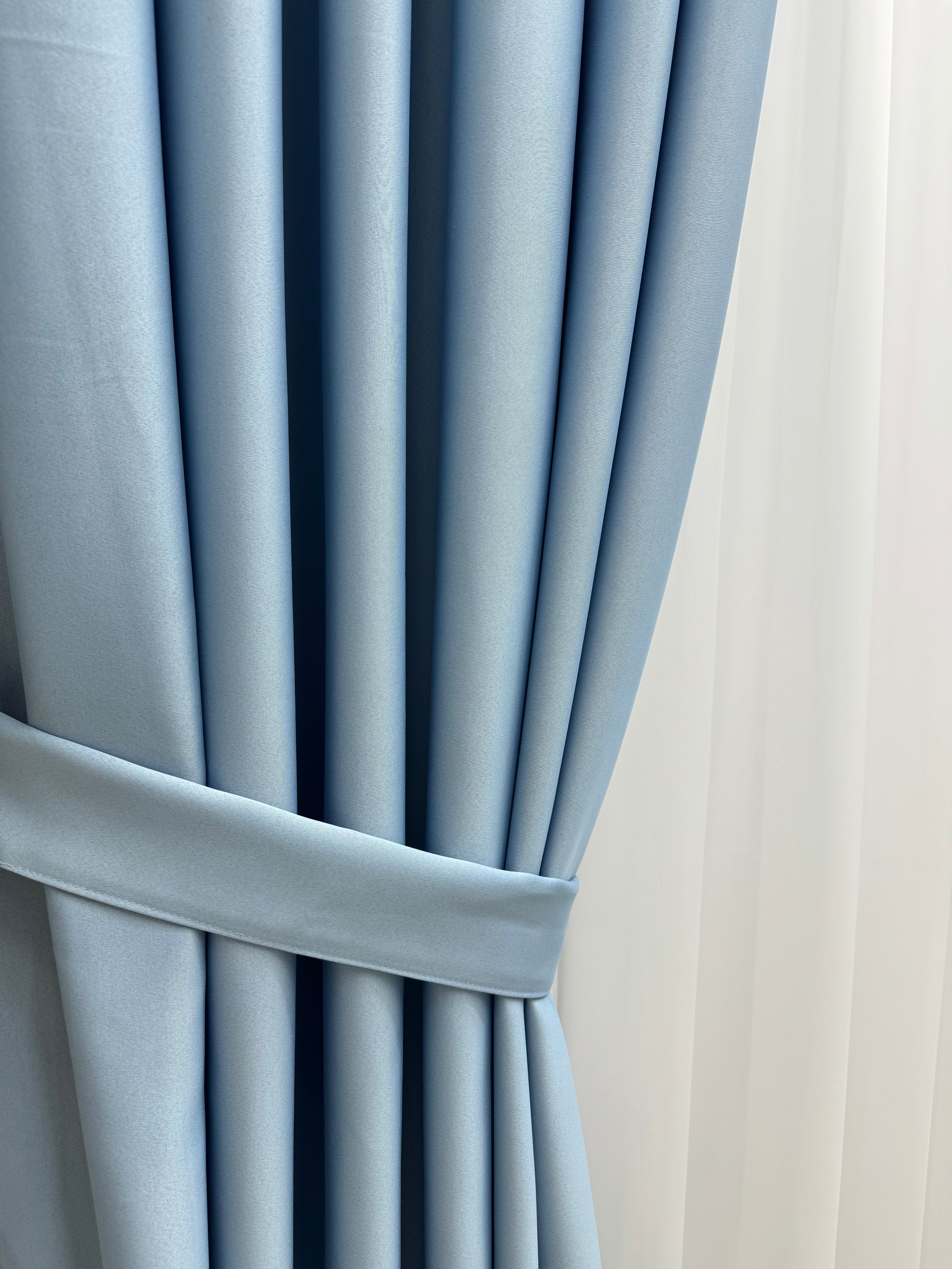 Monochrome "Blackout" curtain, light blue color
