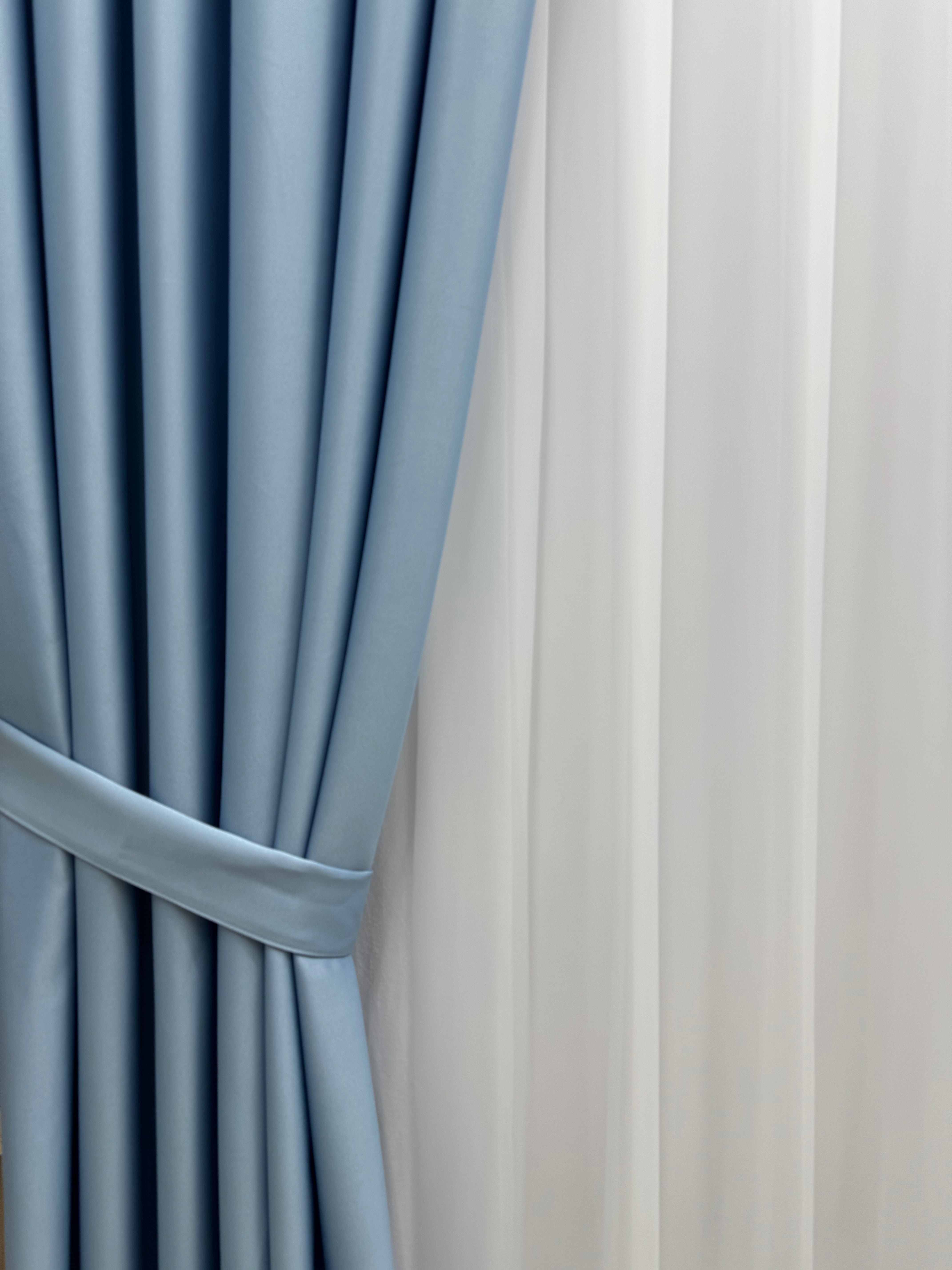 Monochrome "Blackout" curtain, light blue color