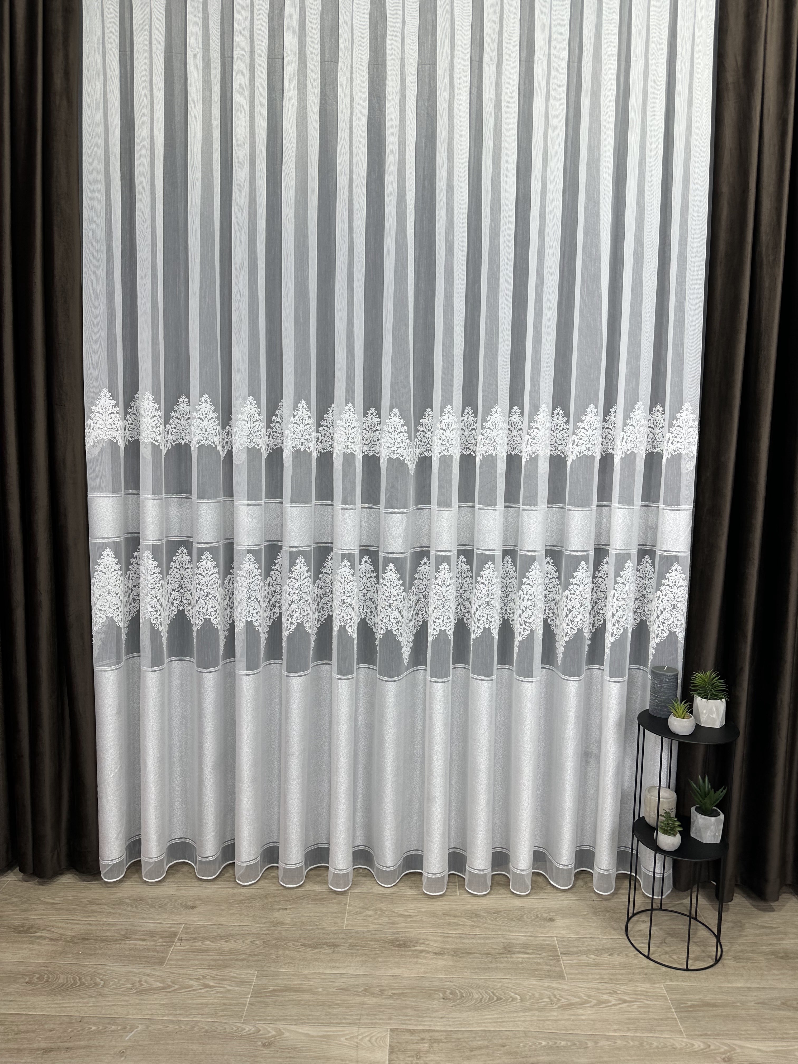 Bamboo-based tulle with chenille embroidery, milk color