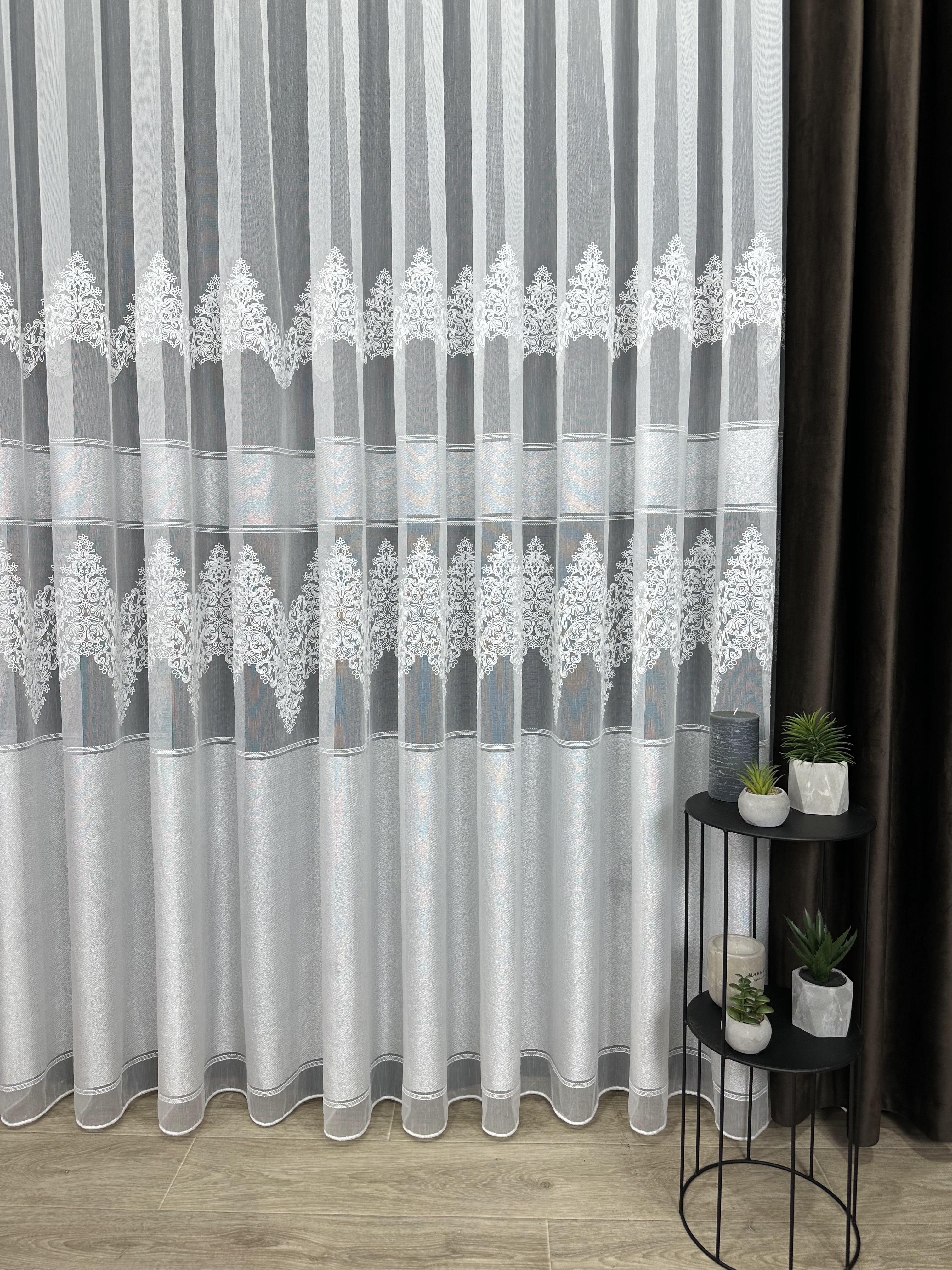 Bamboo-based tulle with chenille embroidery, milk color