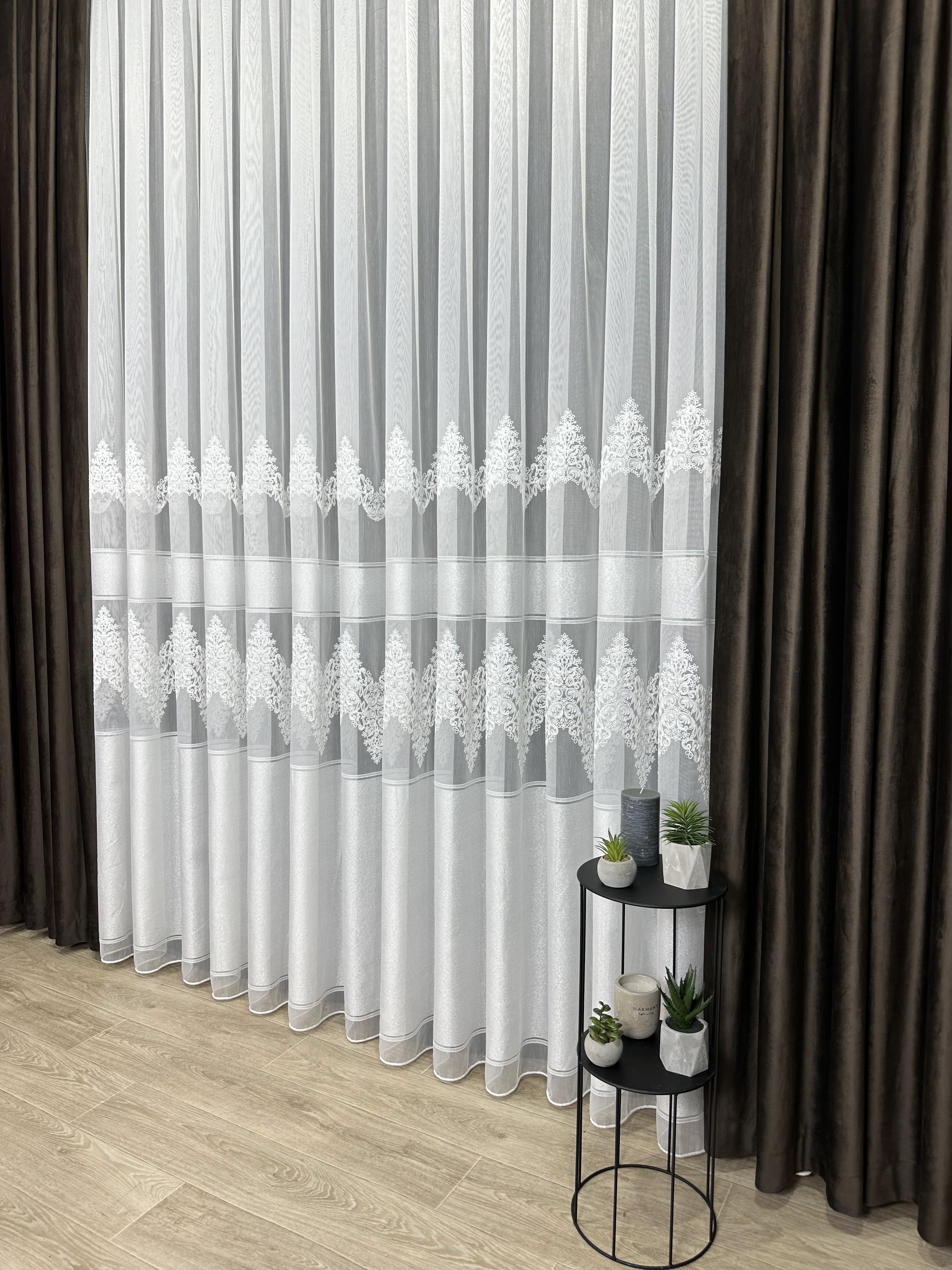 Bamboo-based tulle with chenille embroidery, milk color