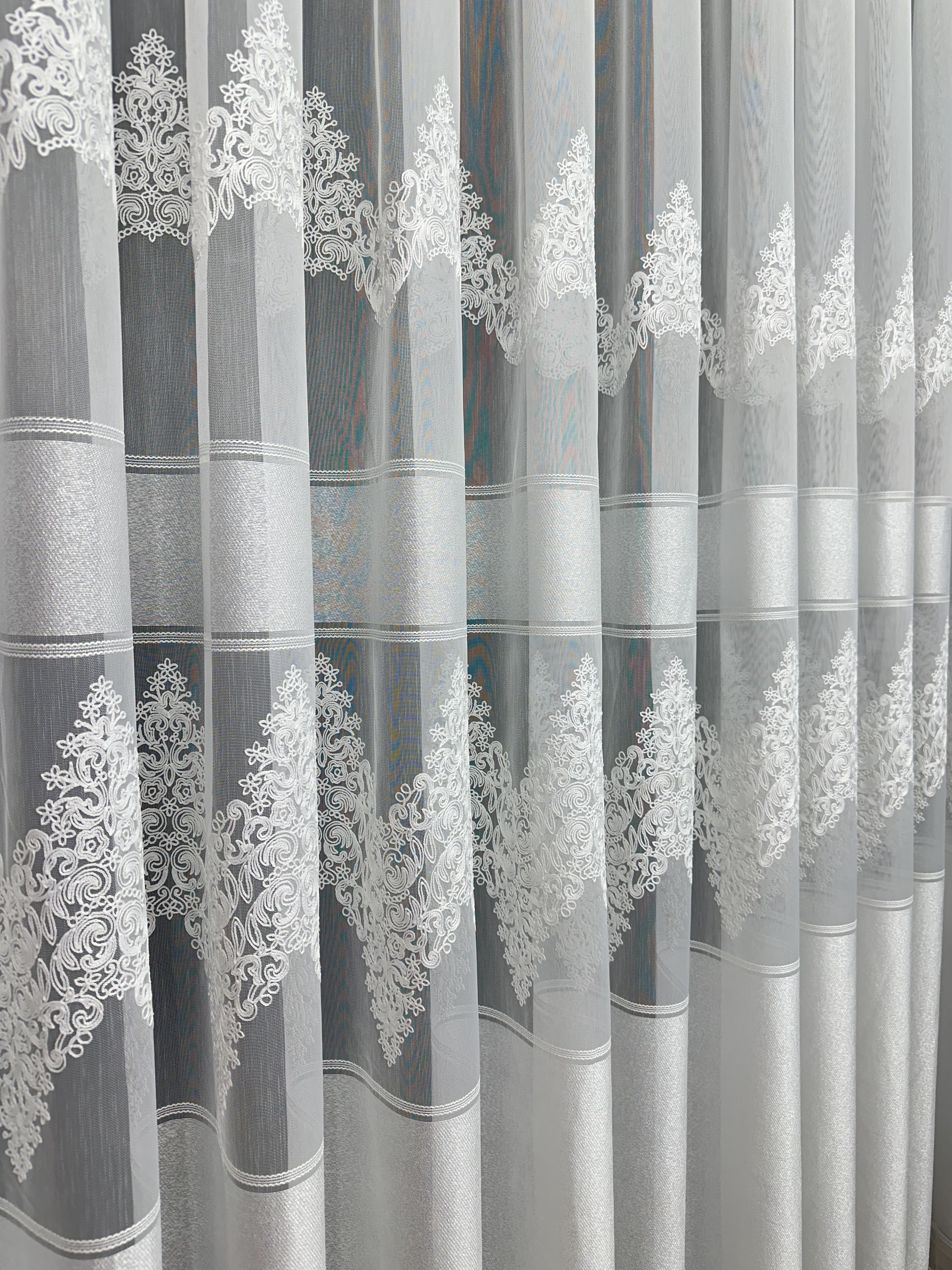 Bamboo-based tulle with chenille embroidery, milk color