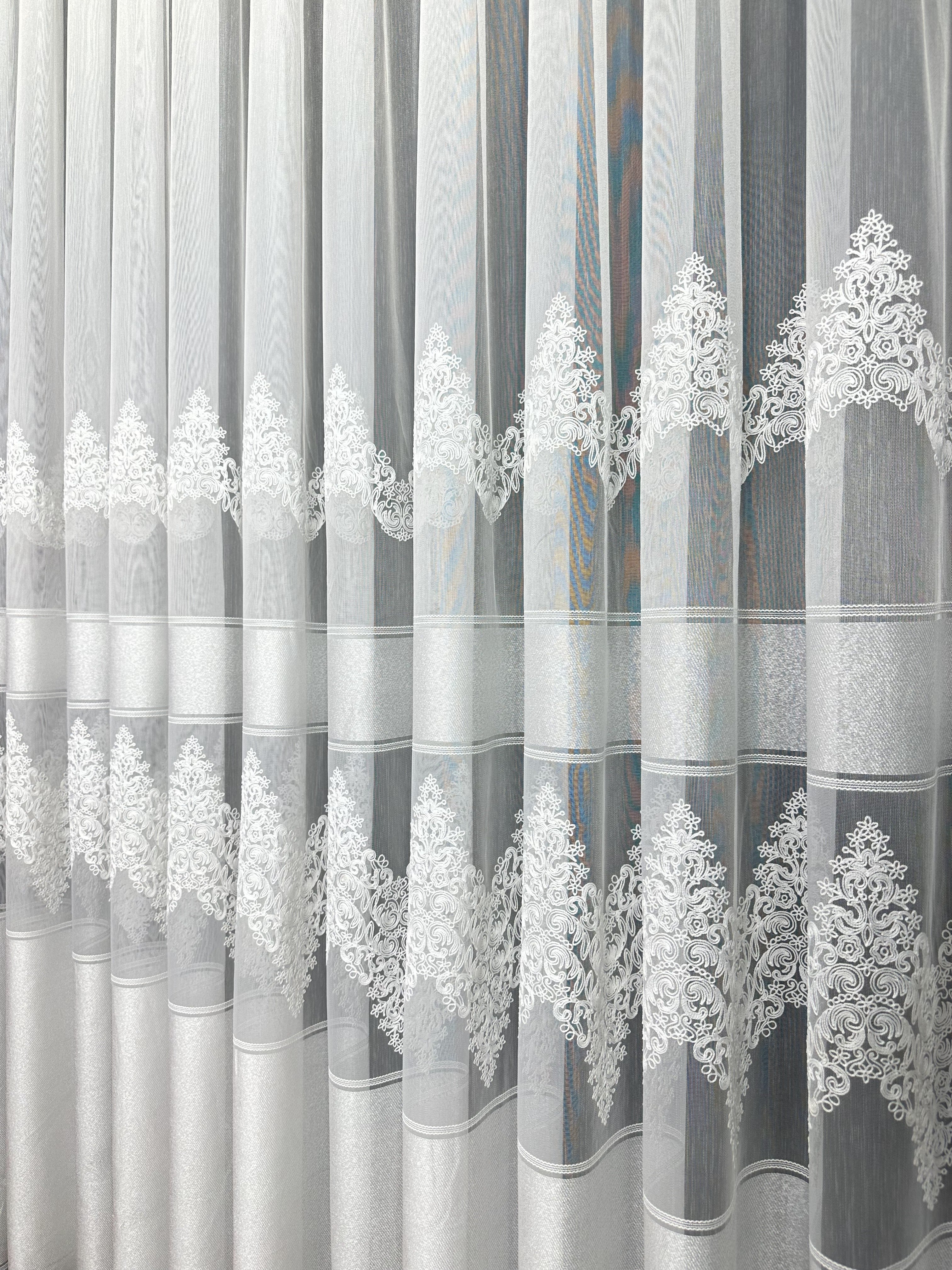 Bamboo-based tulle with chenille embroidery, milk color