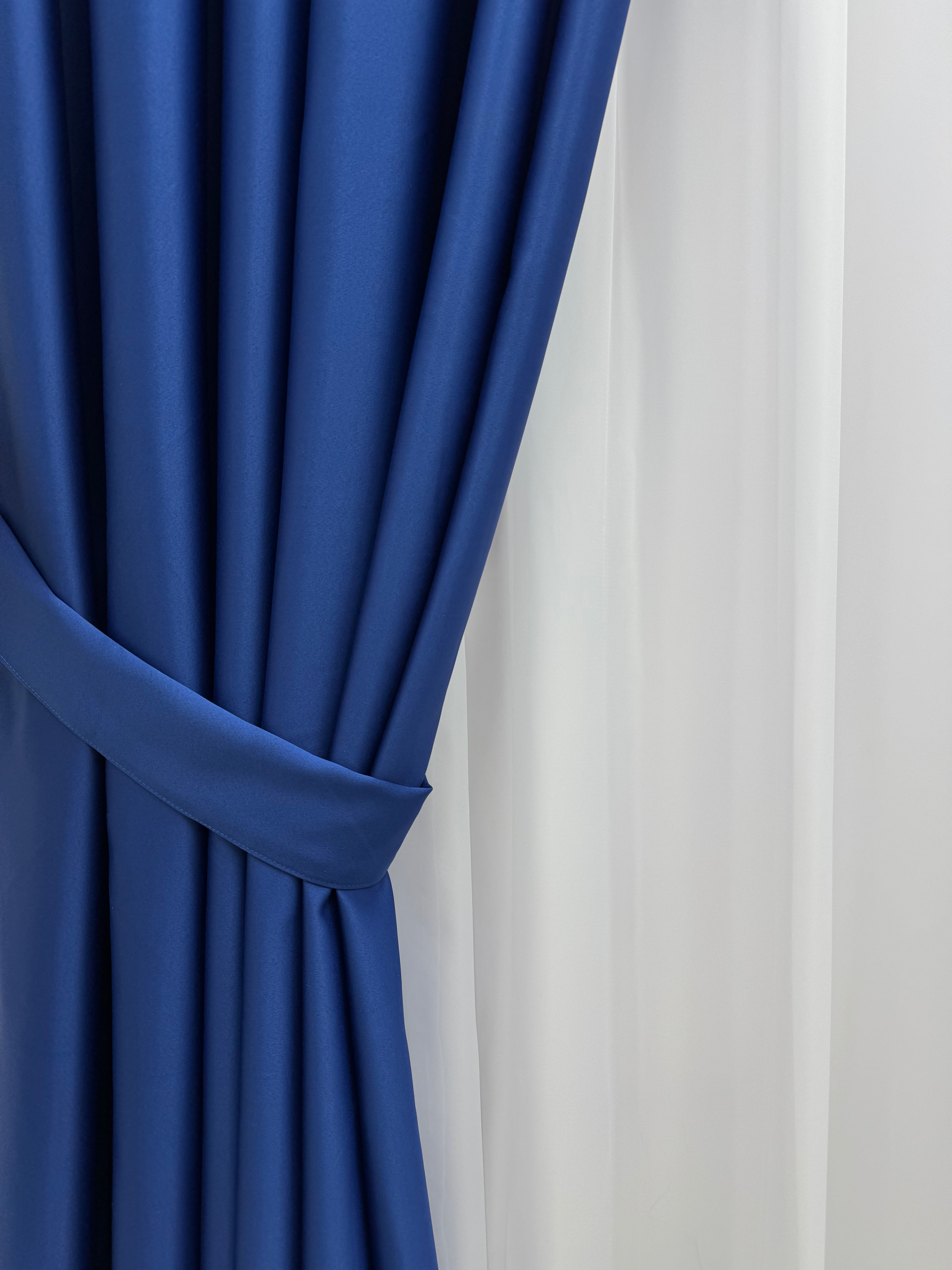 Monochrome "Blackout" curtain, dark blue color