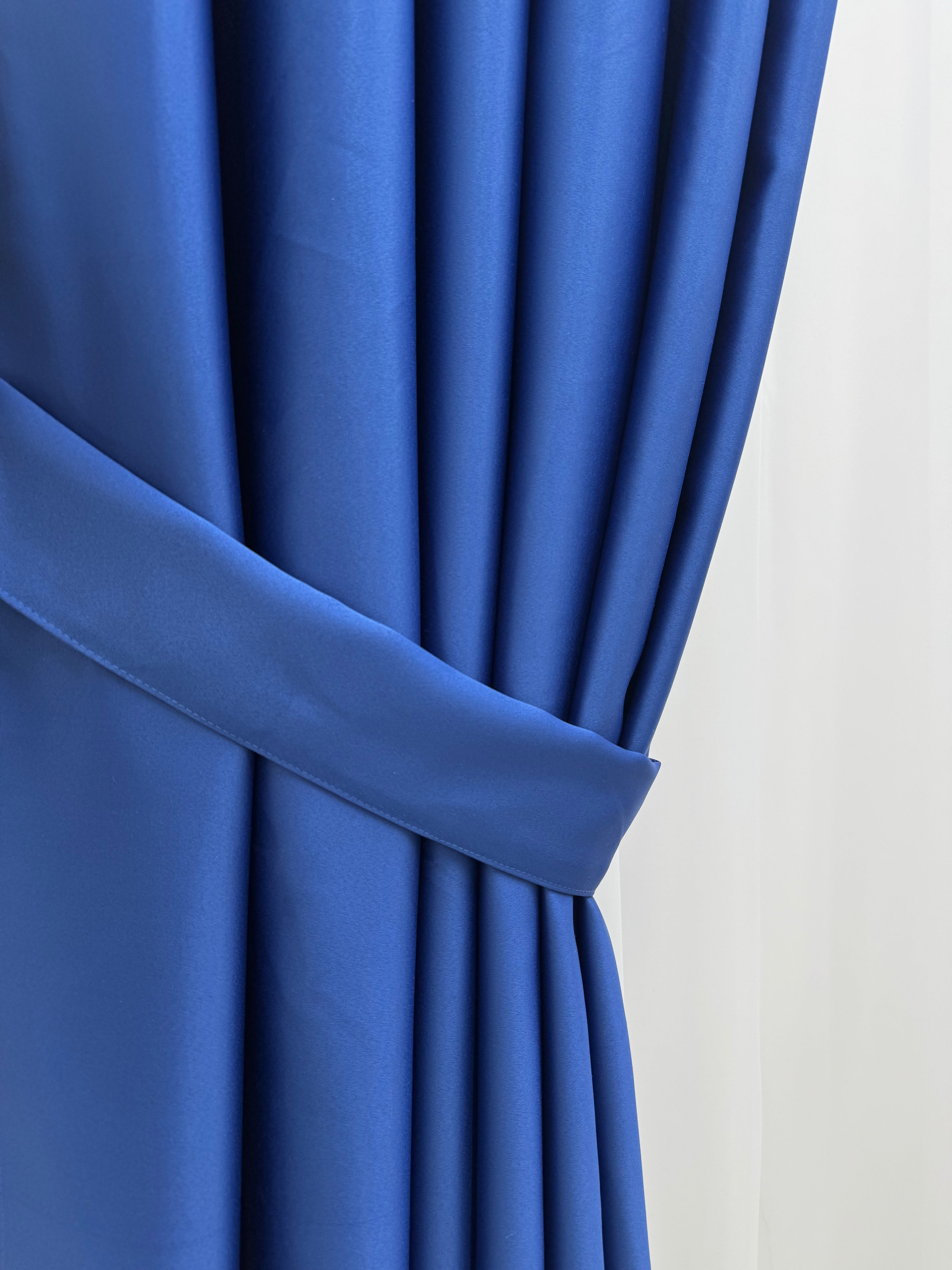 Monochrome "Blackout" curtain, dark blue color