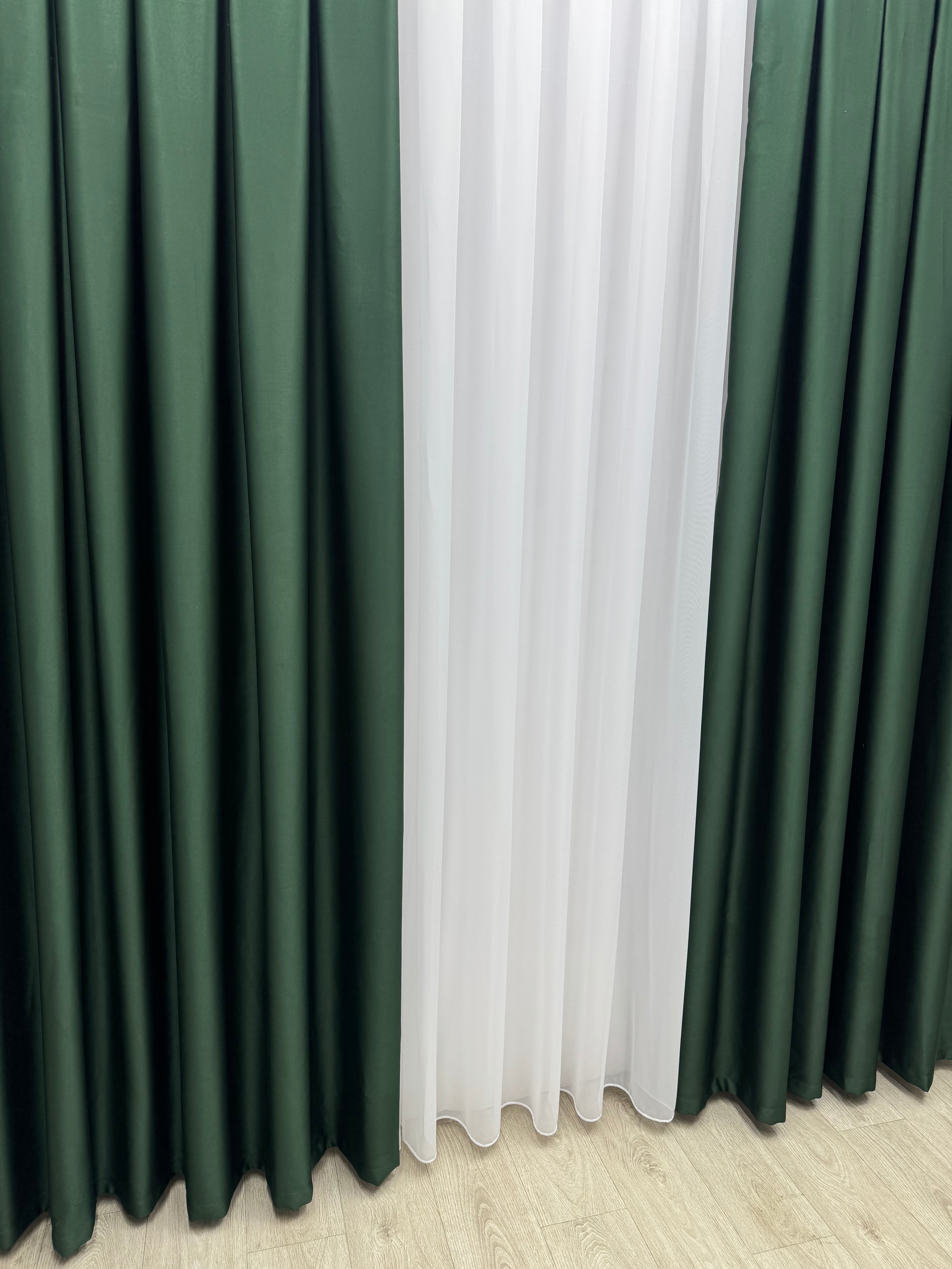 Monochrome "Blackout" curtain, dark green color