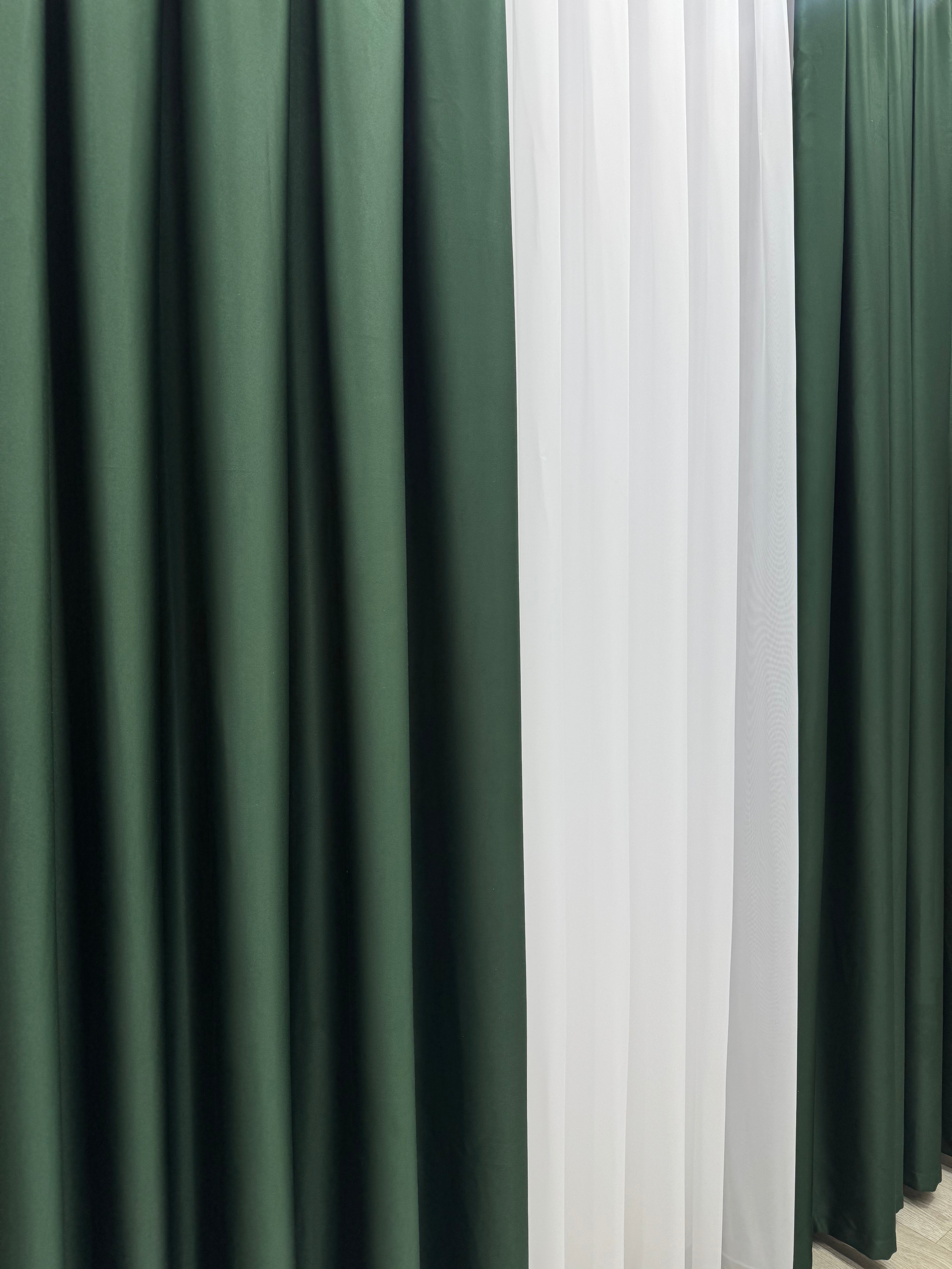 Monochrome "Blackout" curtain, dark green color