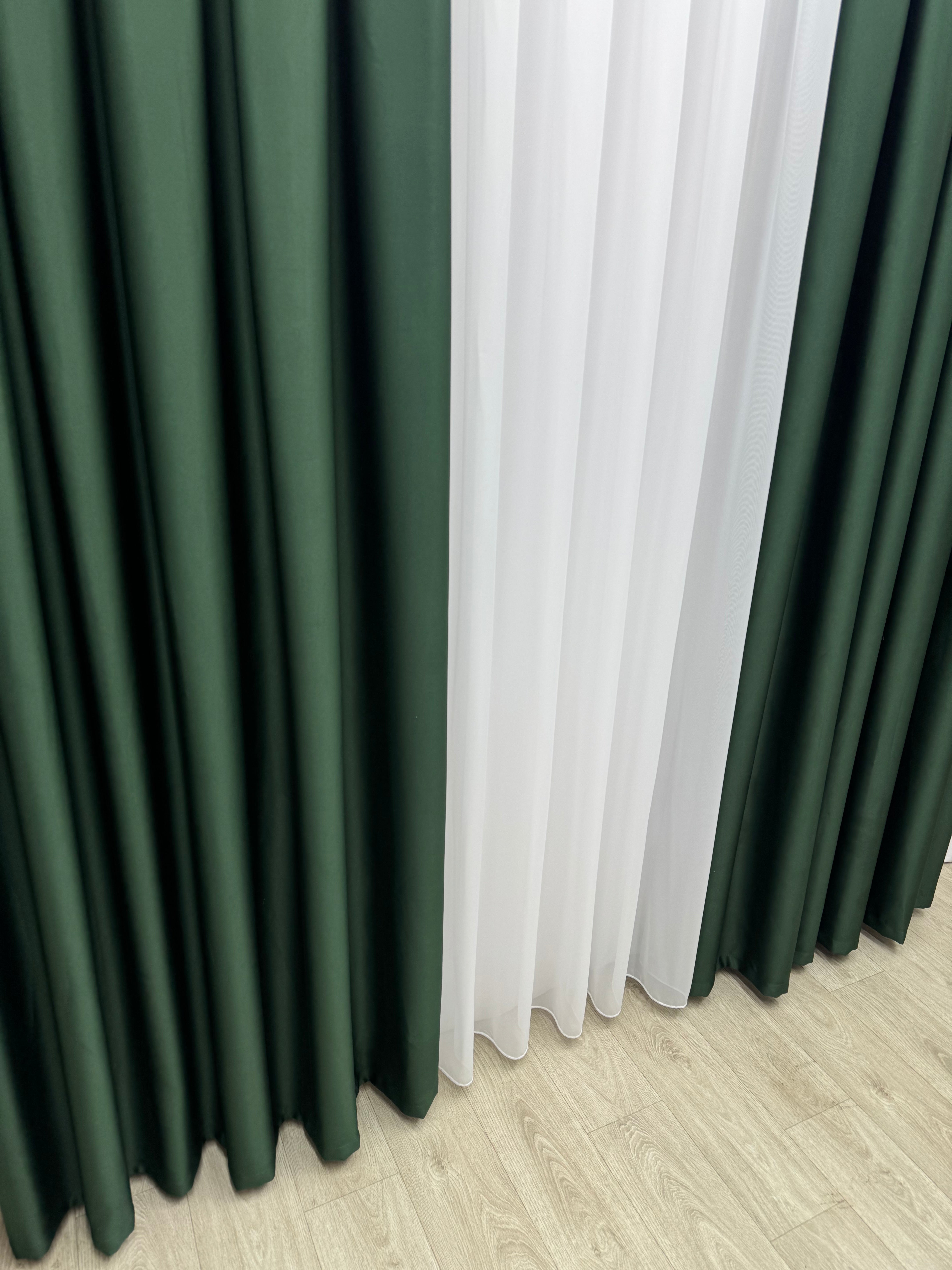 Monochrome "Blackout" curtain, dark green color