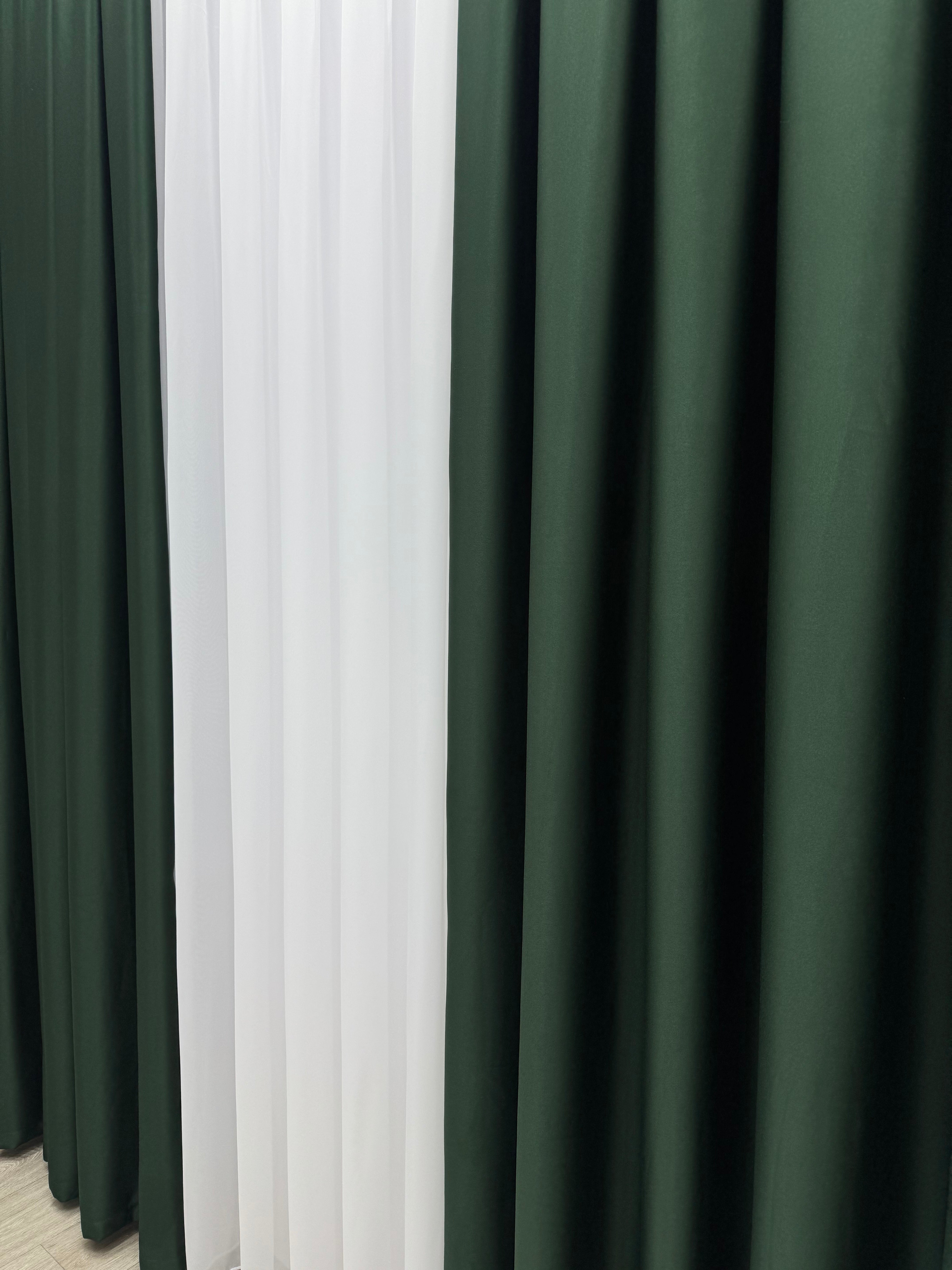 Monochrome "Blackout" curtain, dark green color
