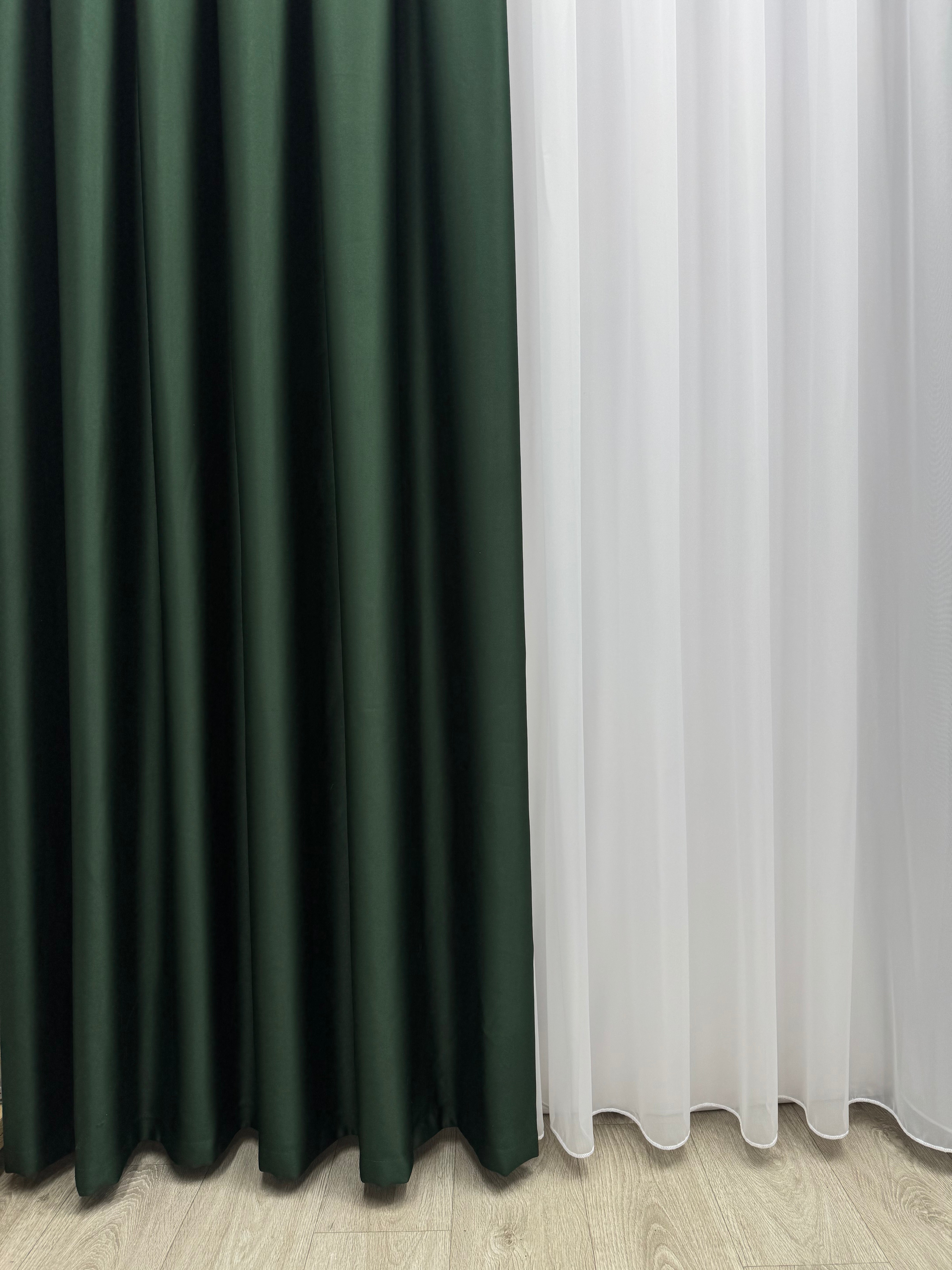 Monochrome "Blackout" curtain, dark green color