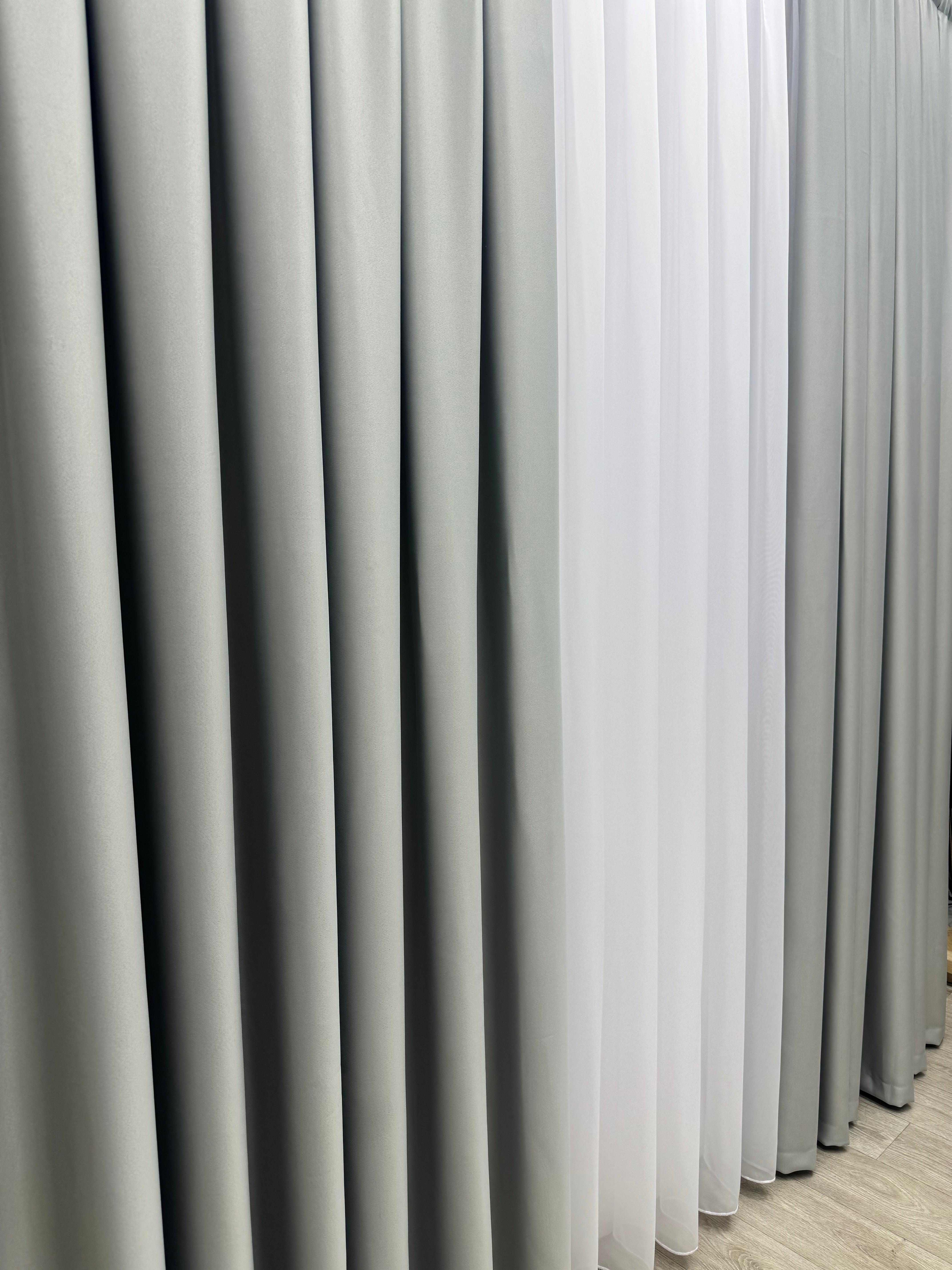 Monochrome "Blackout" curtain, light gray color