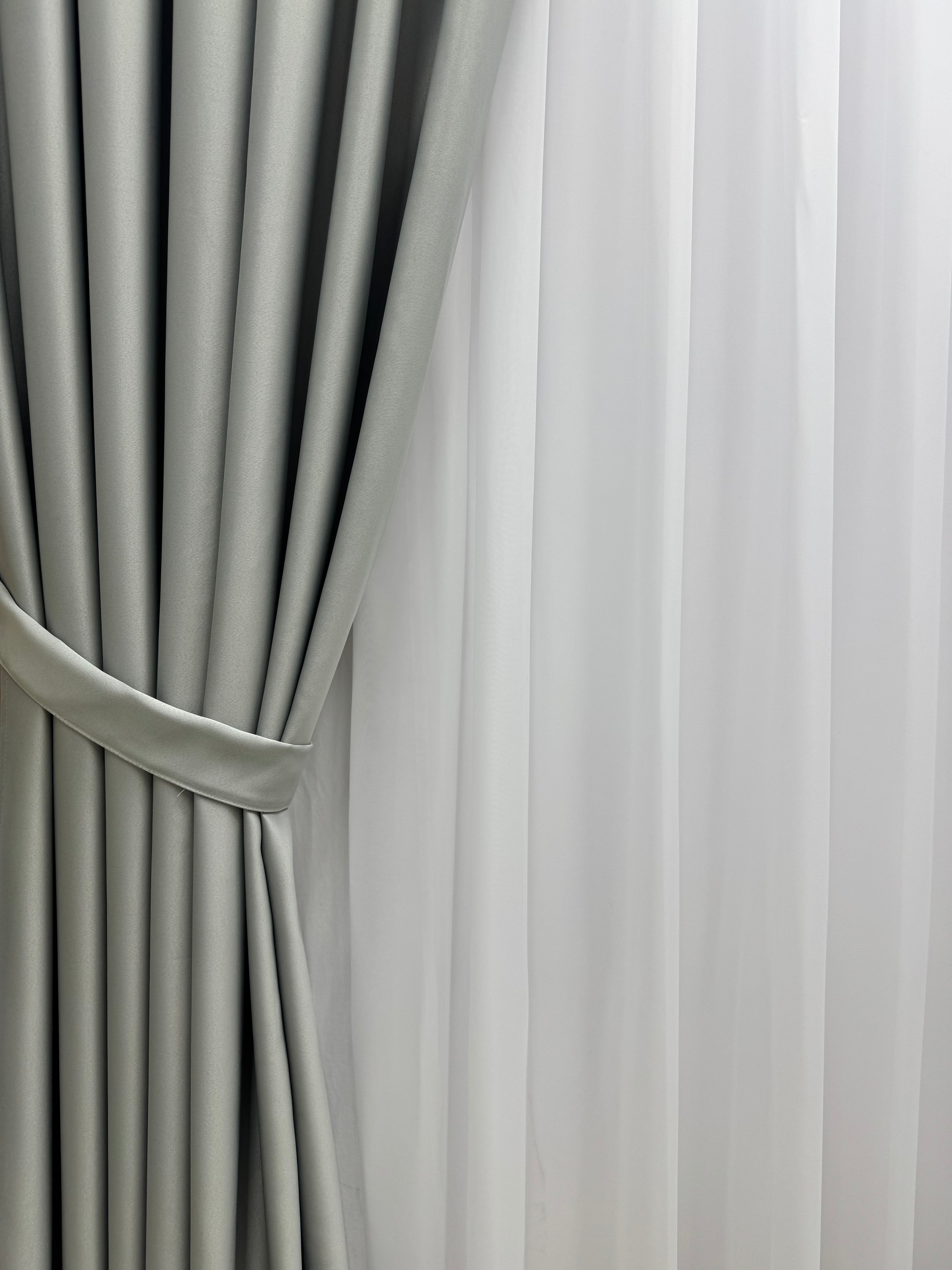 Monochrome "Blackout" curtain, light gray color