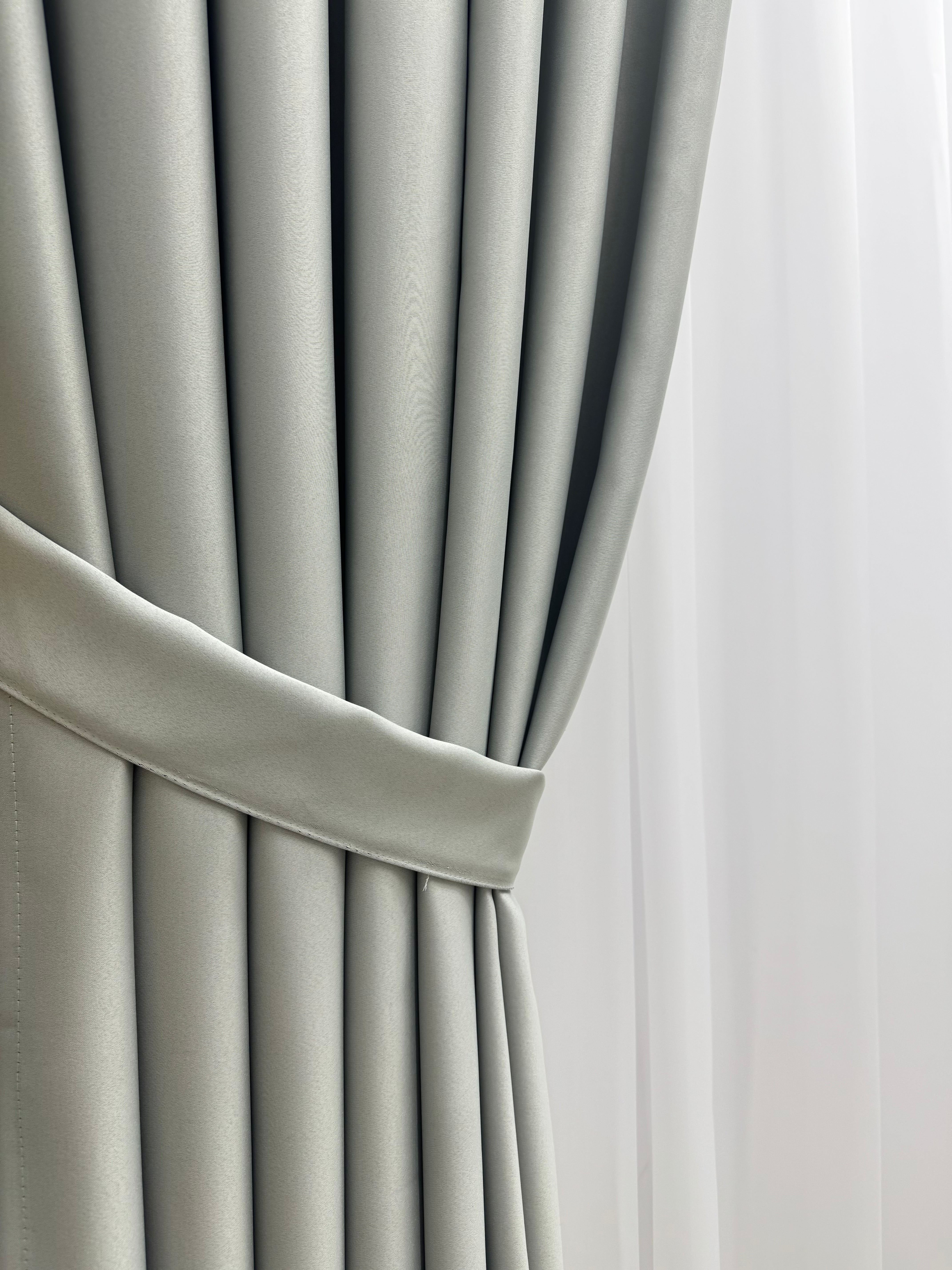 Monochrome "Blackout" curtain, light gray color