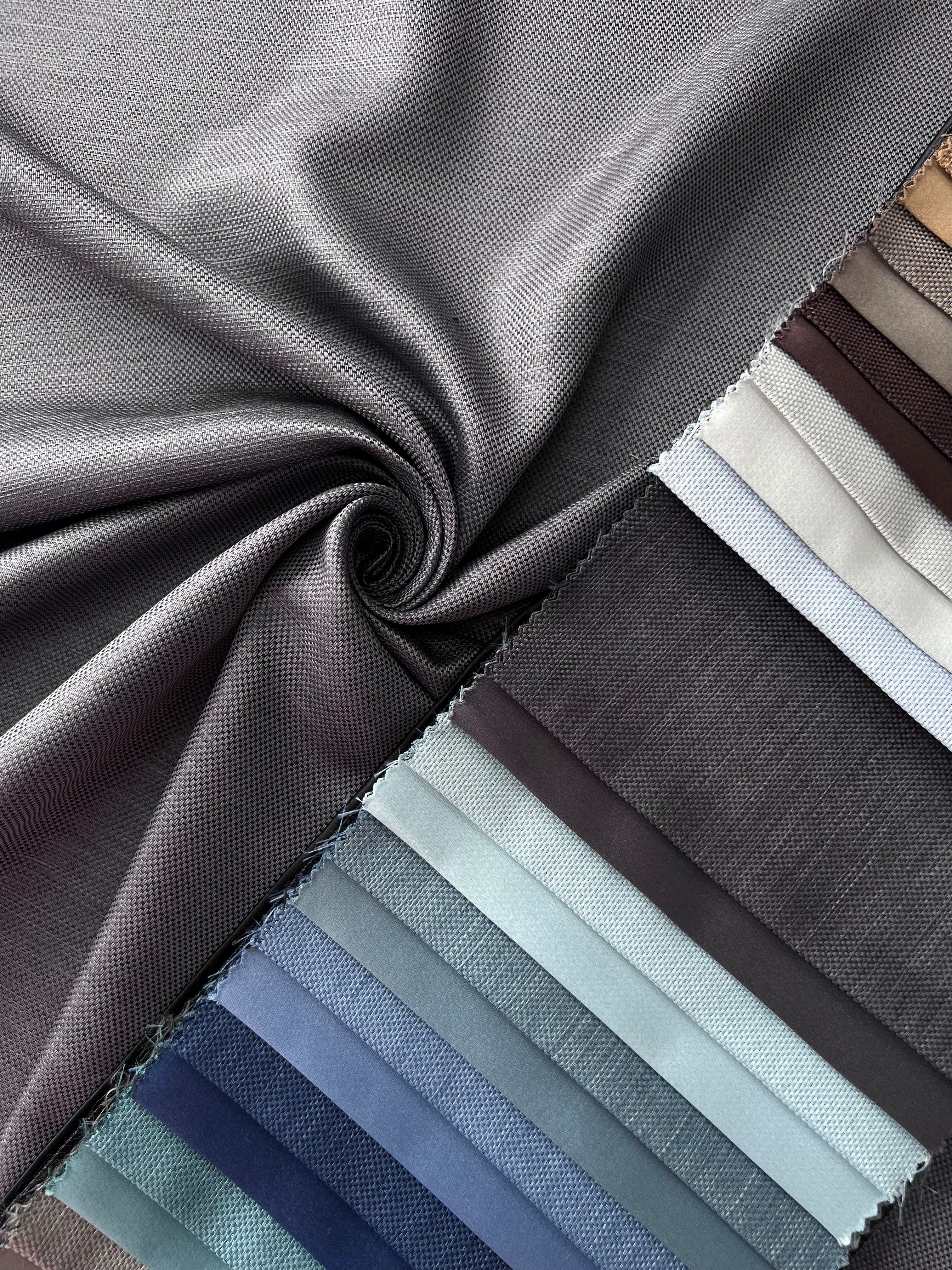 Plain linen woven curtain “Asil” with blackout lining, graphite color