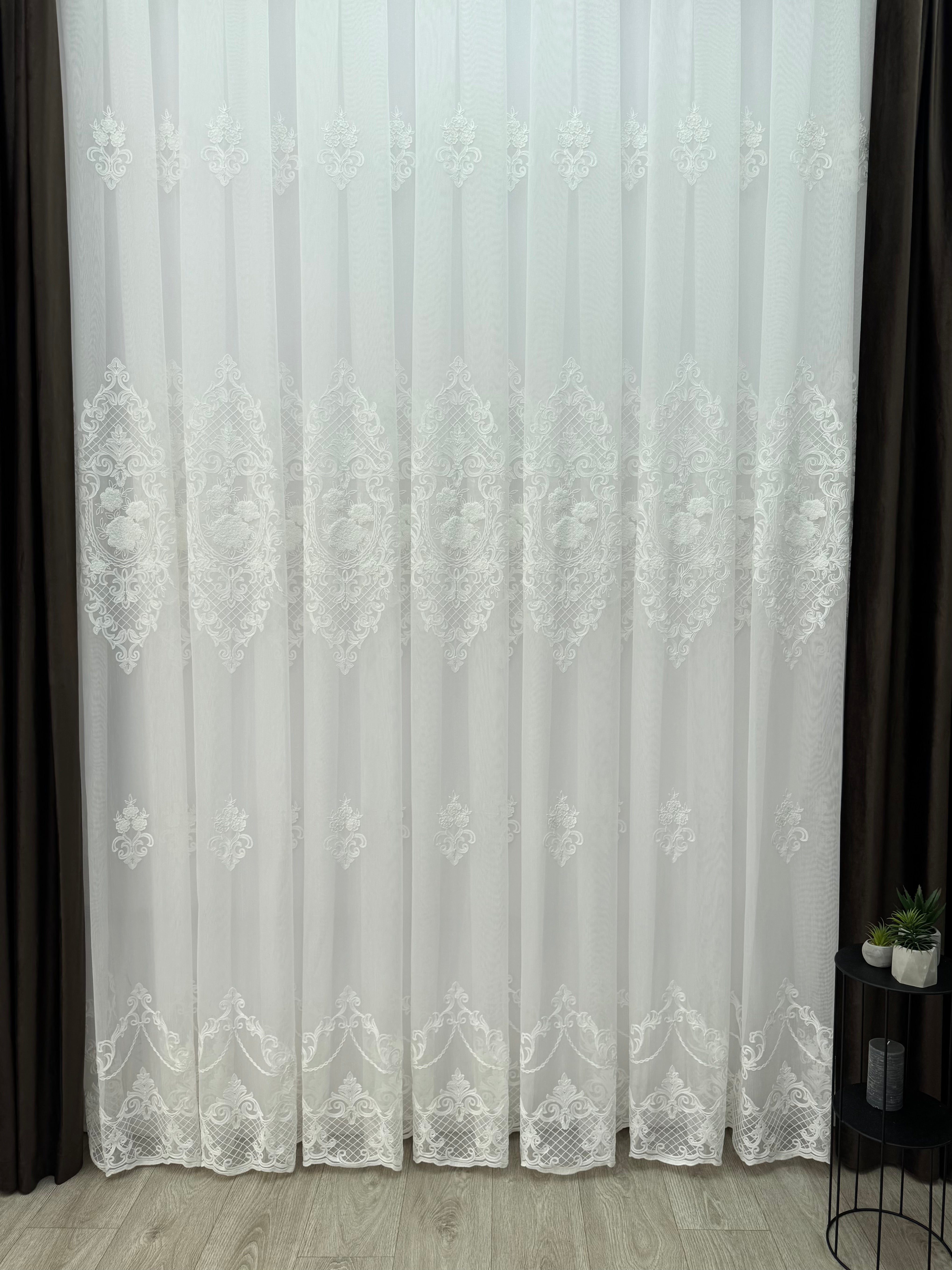 Bamboo-based tulle with chenille embroidery, milk color