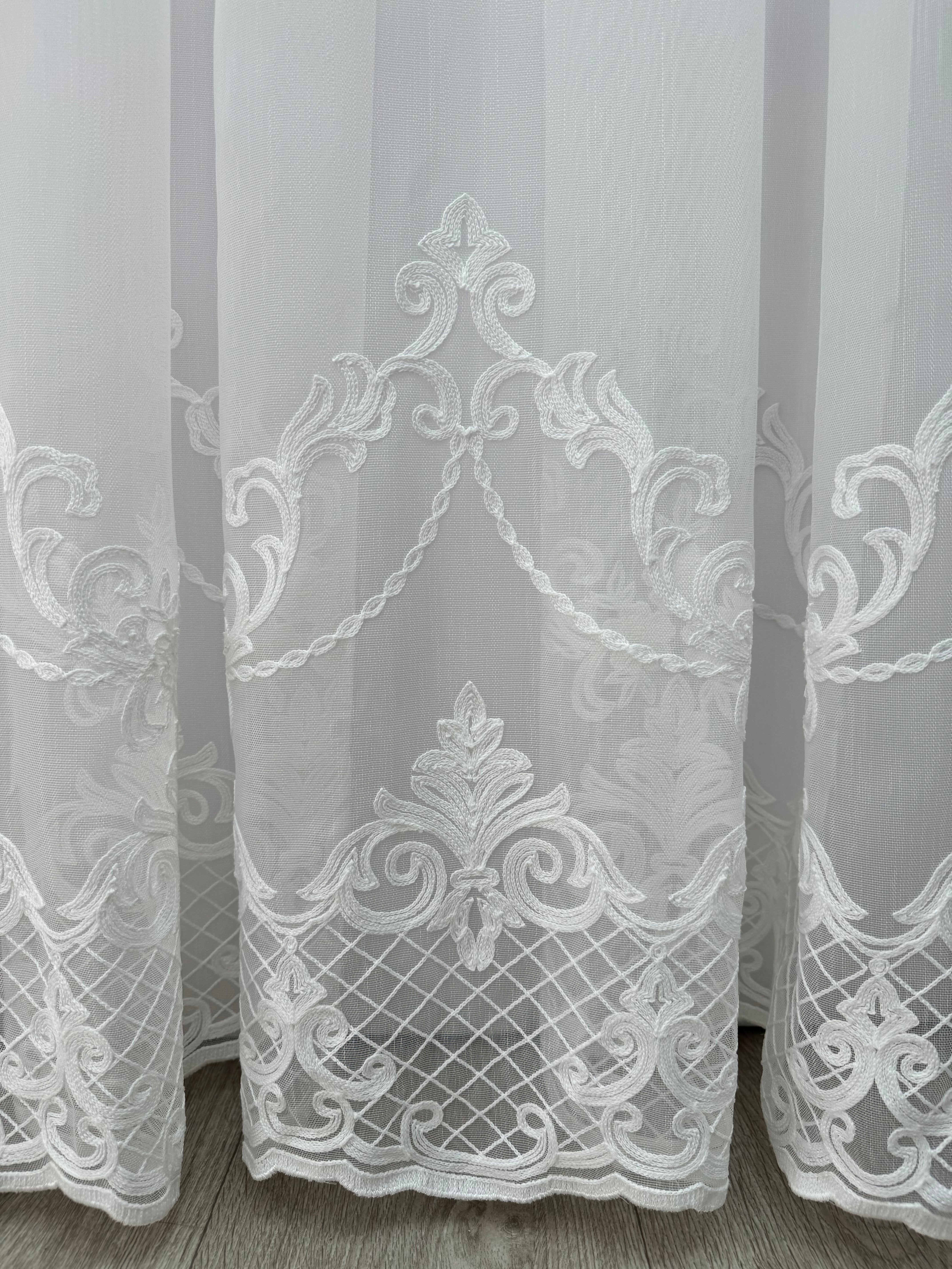 Bamboo-based tulle with chenille embroidery, milk color