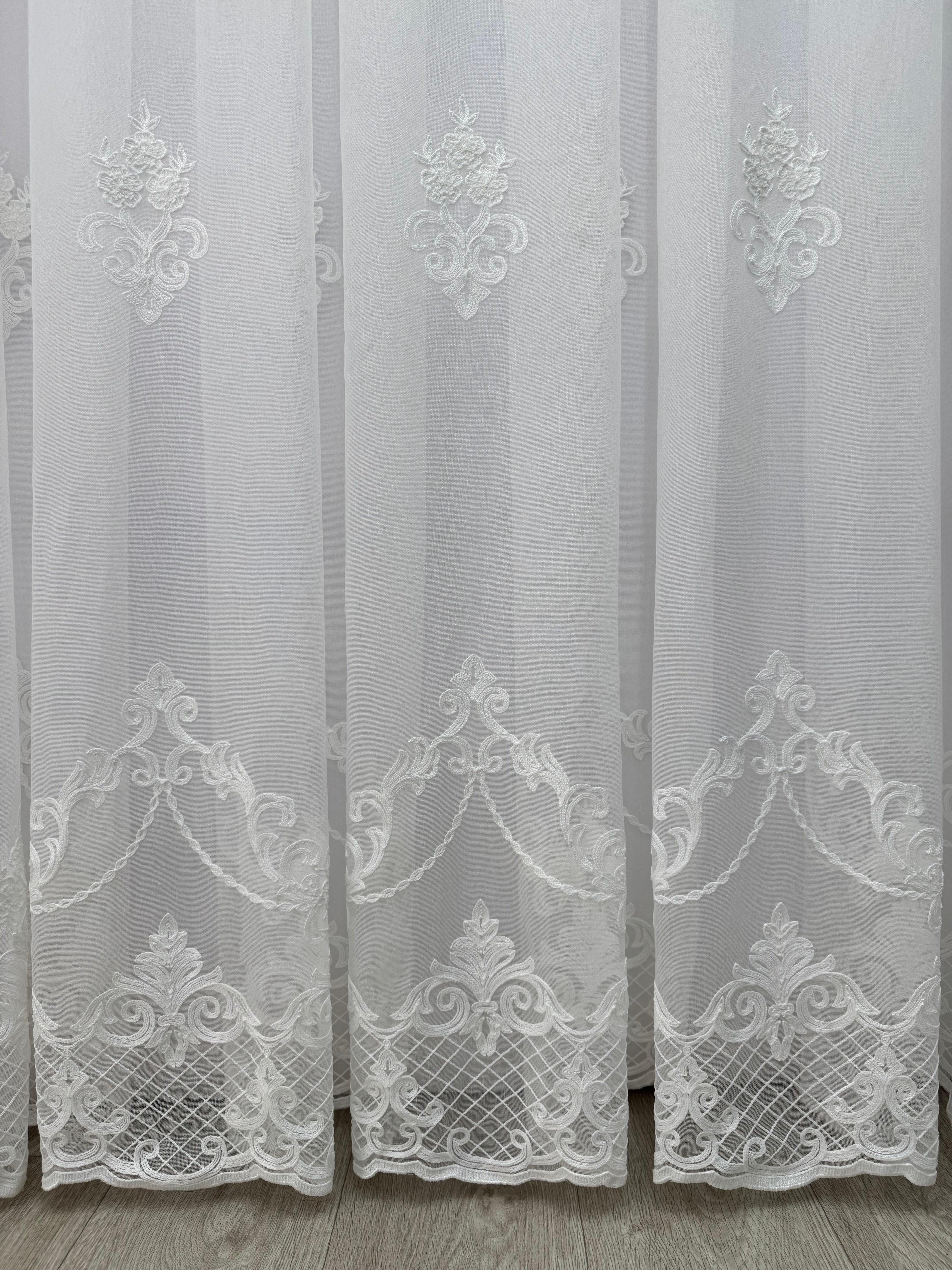 Bamboo-based tulle with chenille embroidery, milk color