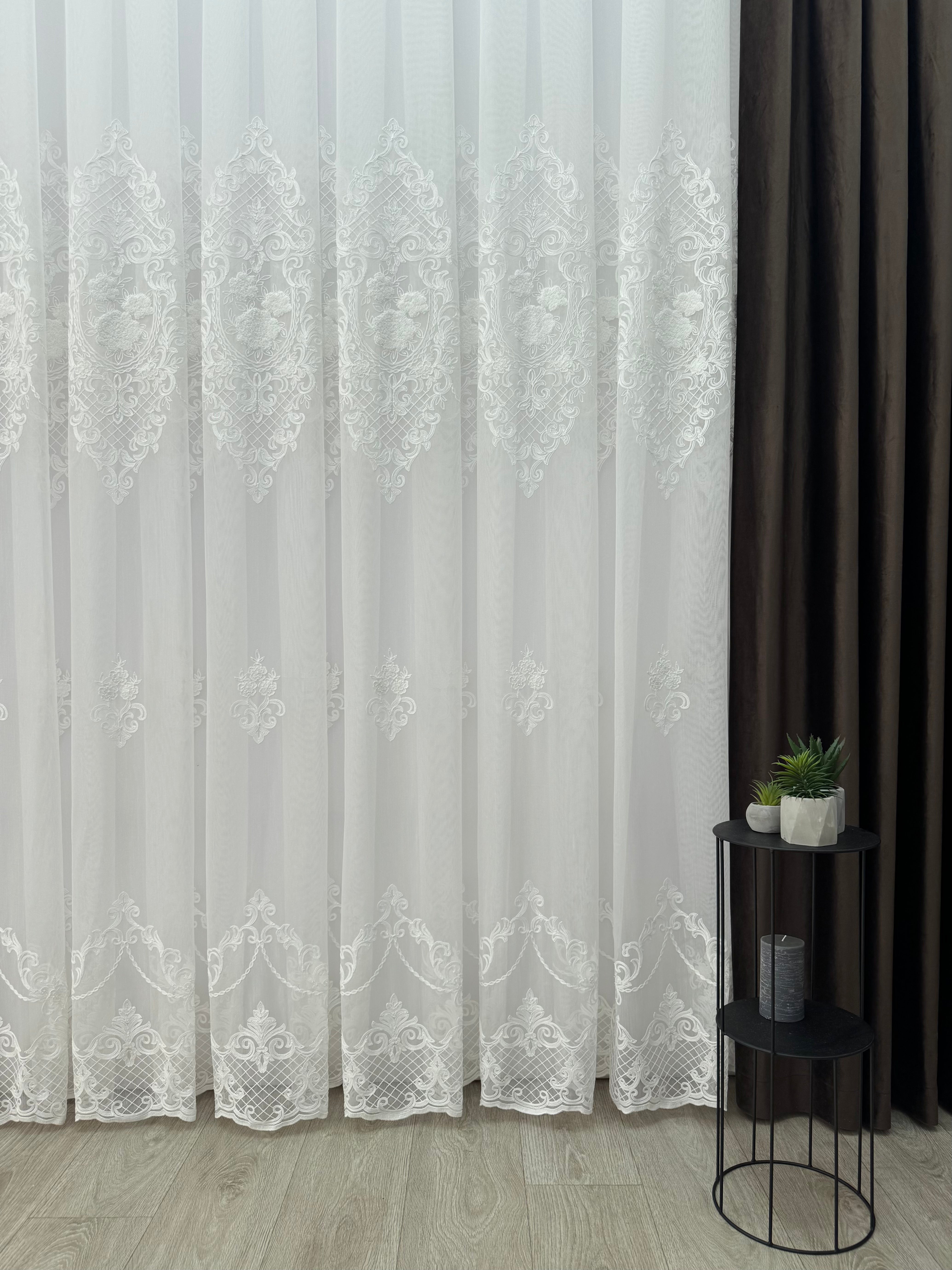 Bamboo-based tulle with chenille embroidery, milk color