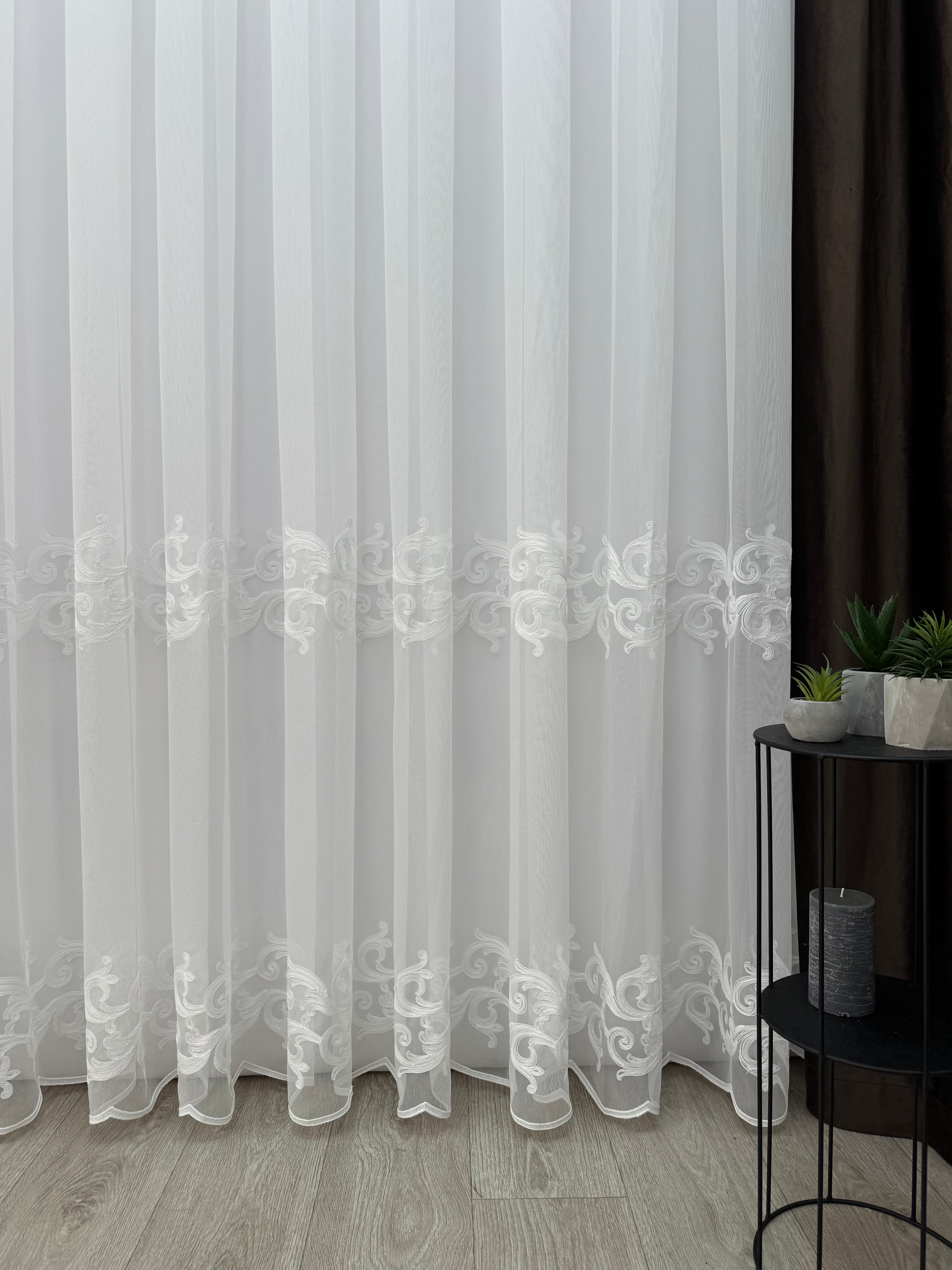 Bamboo-based tulle with beautiful embroidery, milk color