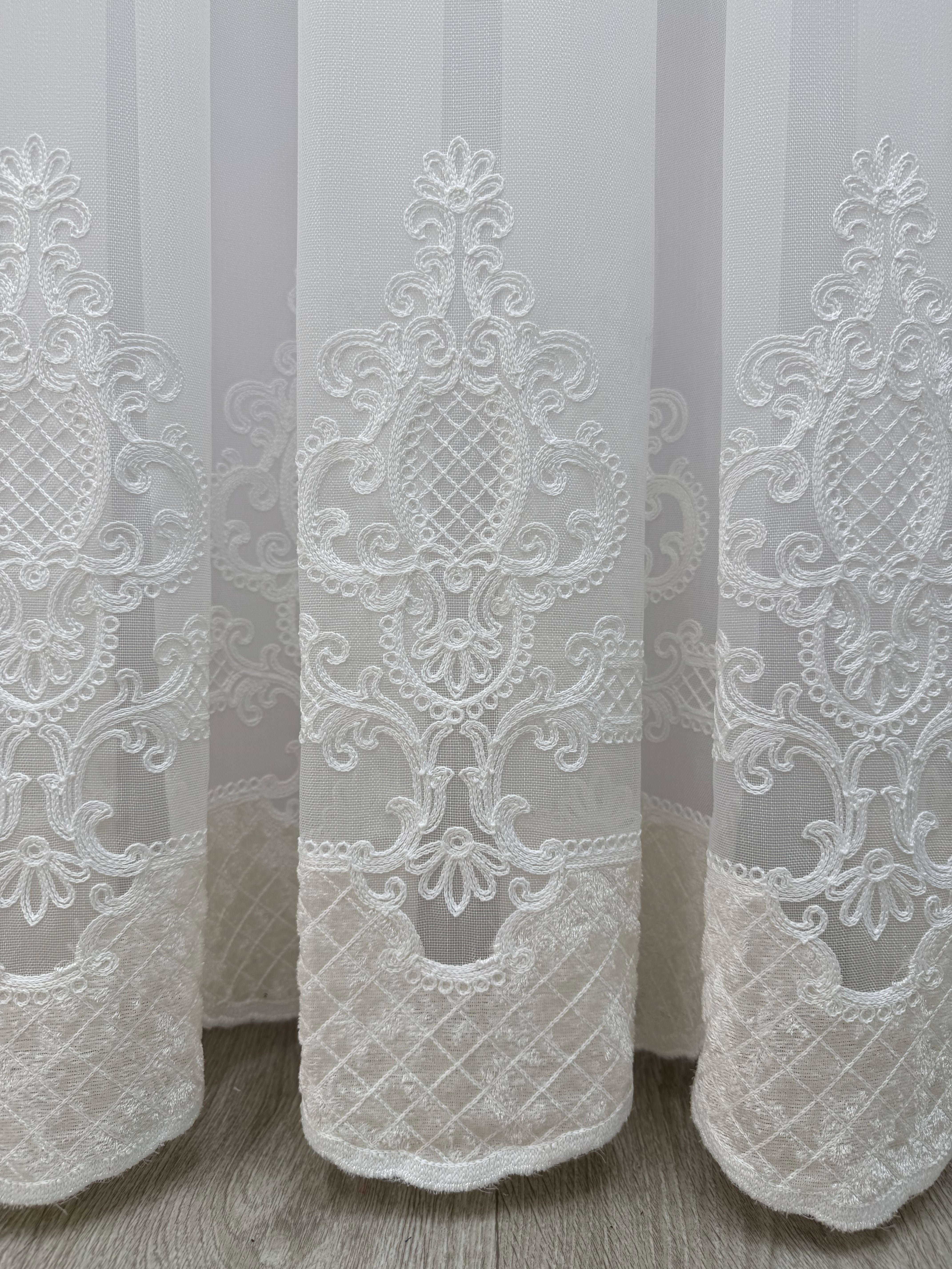 Bamboo-based tulle with velvet inserts, milk color