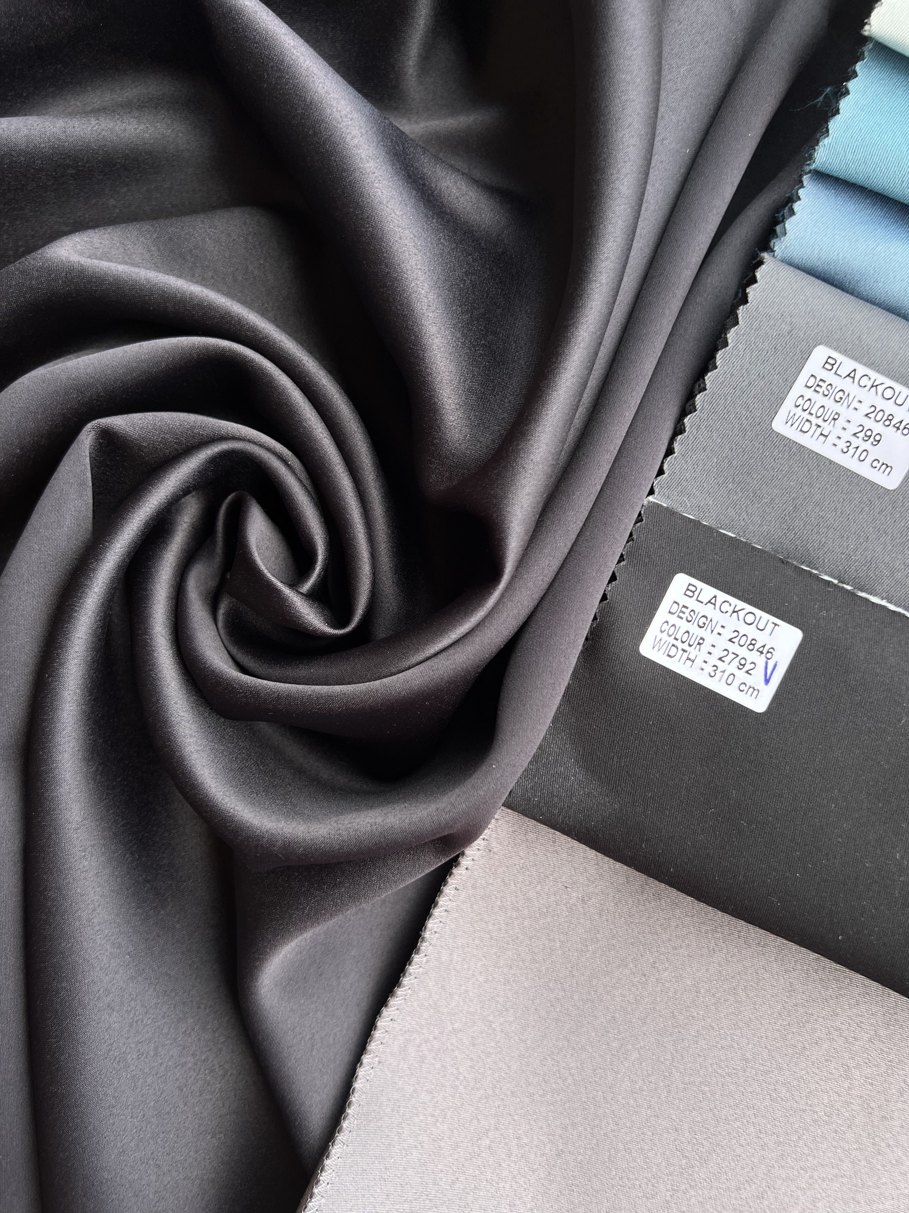 Monochrome "Blackout" curtain, black color