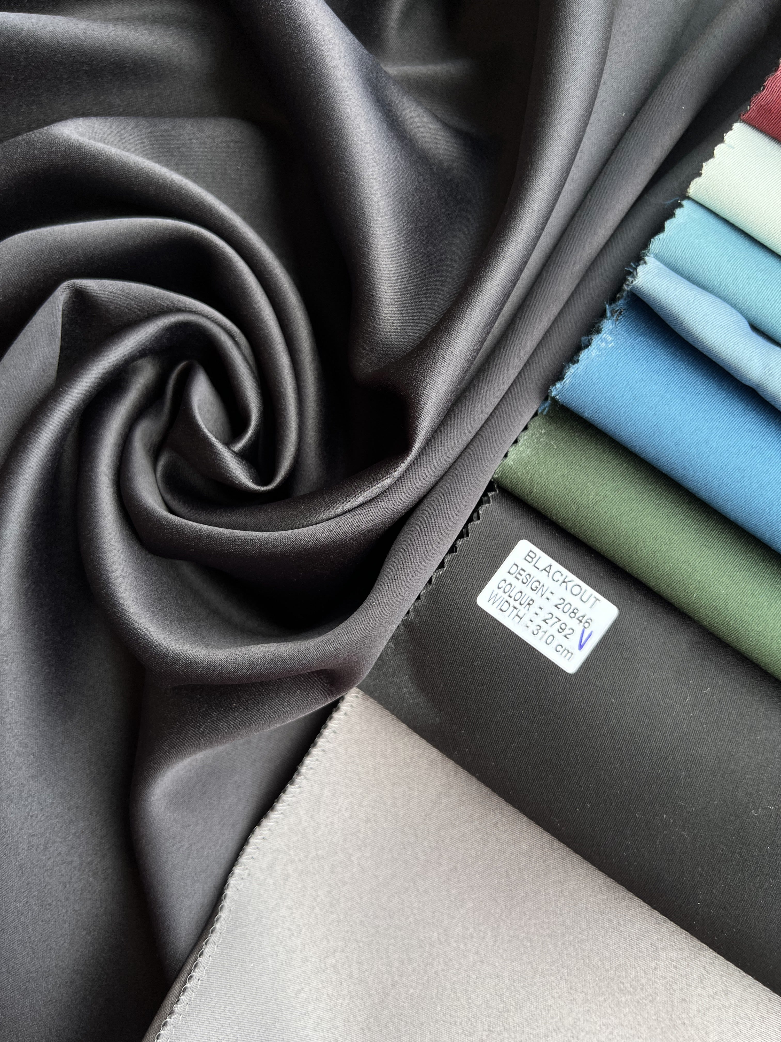 Monochrome "Blackout" curtain, black color