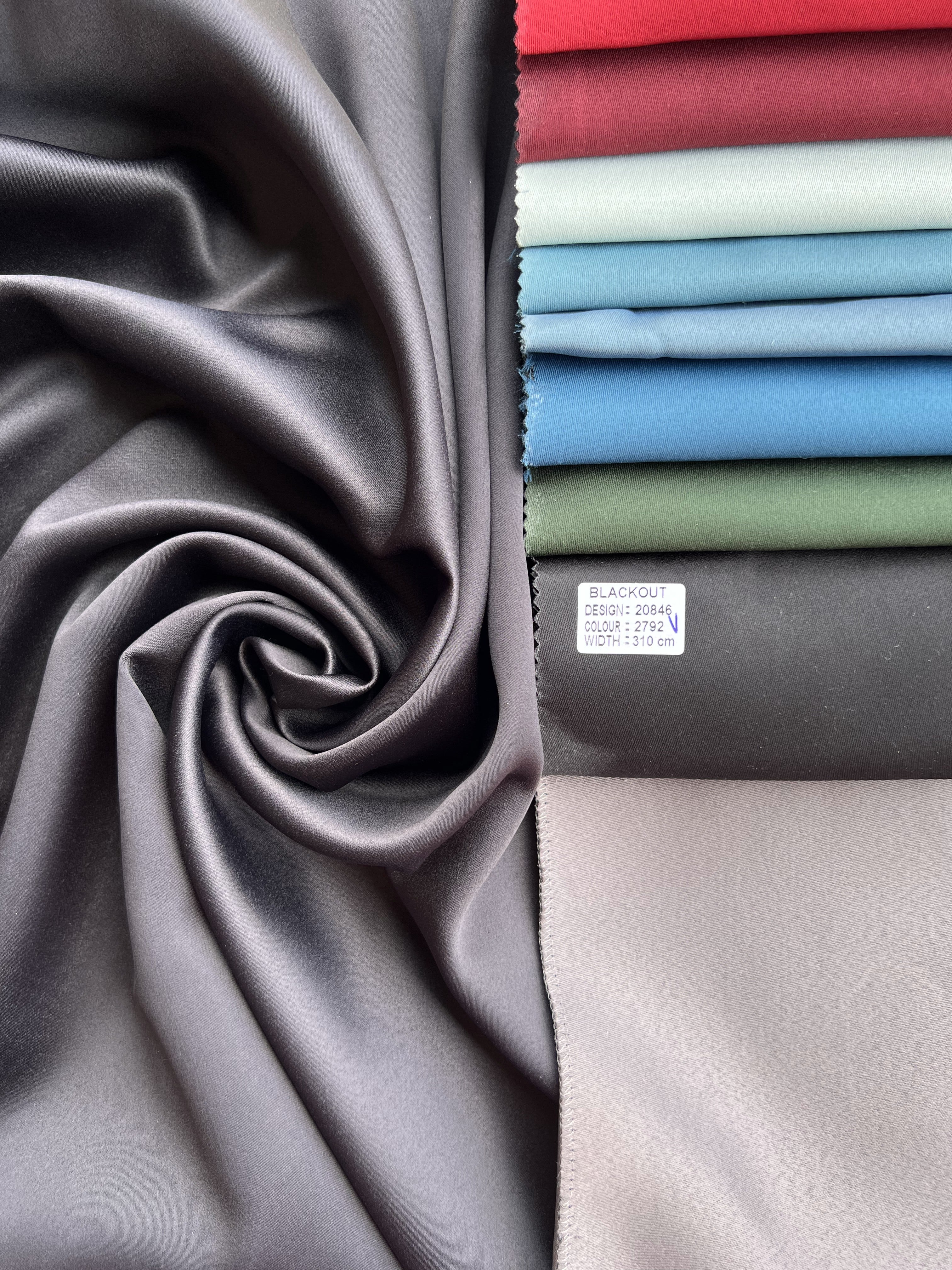 Monochrome "Blackout" curtain, black color