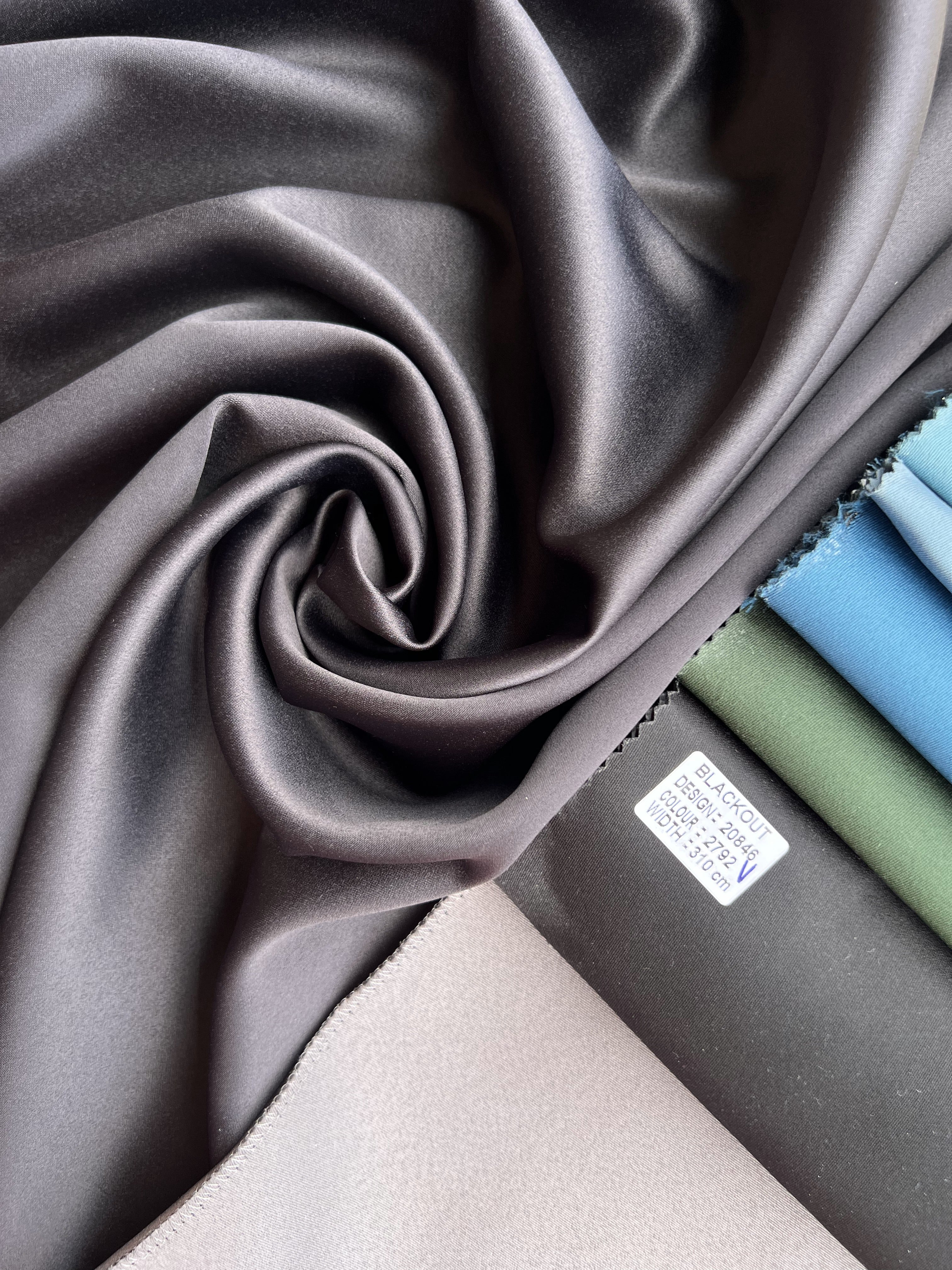 Monochrome "Blackout" curtain, black color