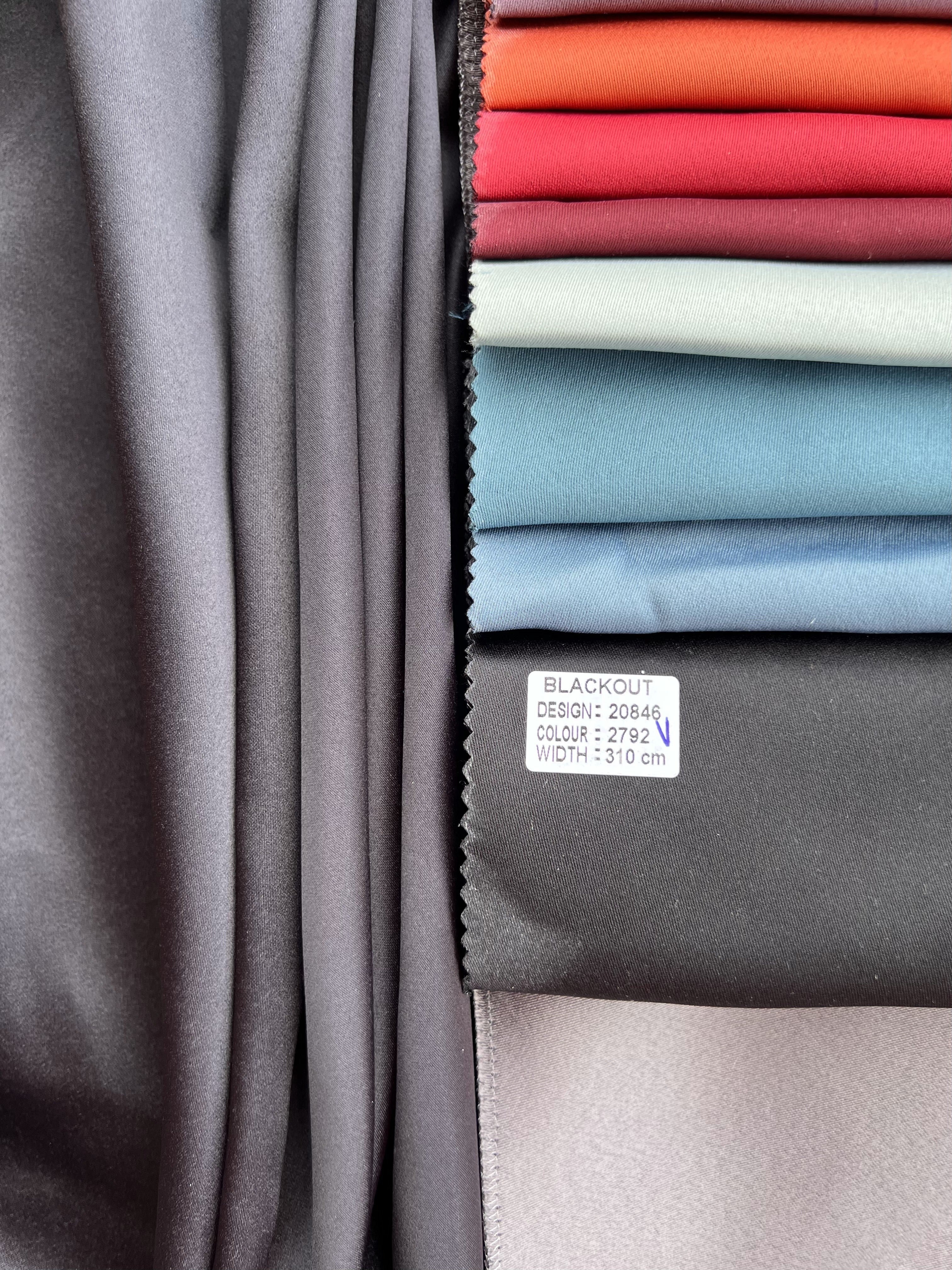 Monochrome "Blackout" curtain, black color