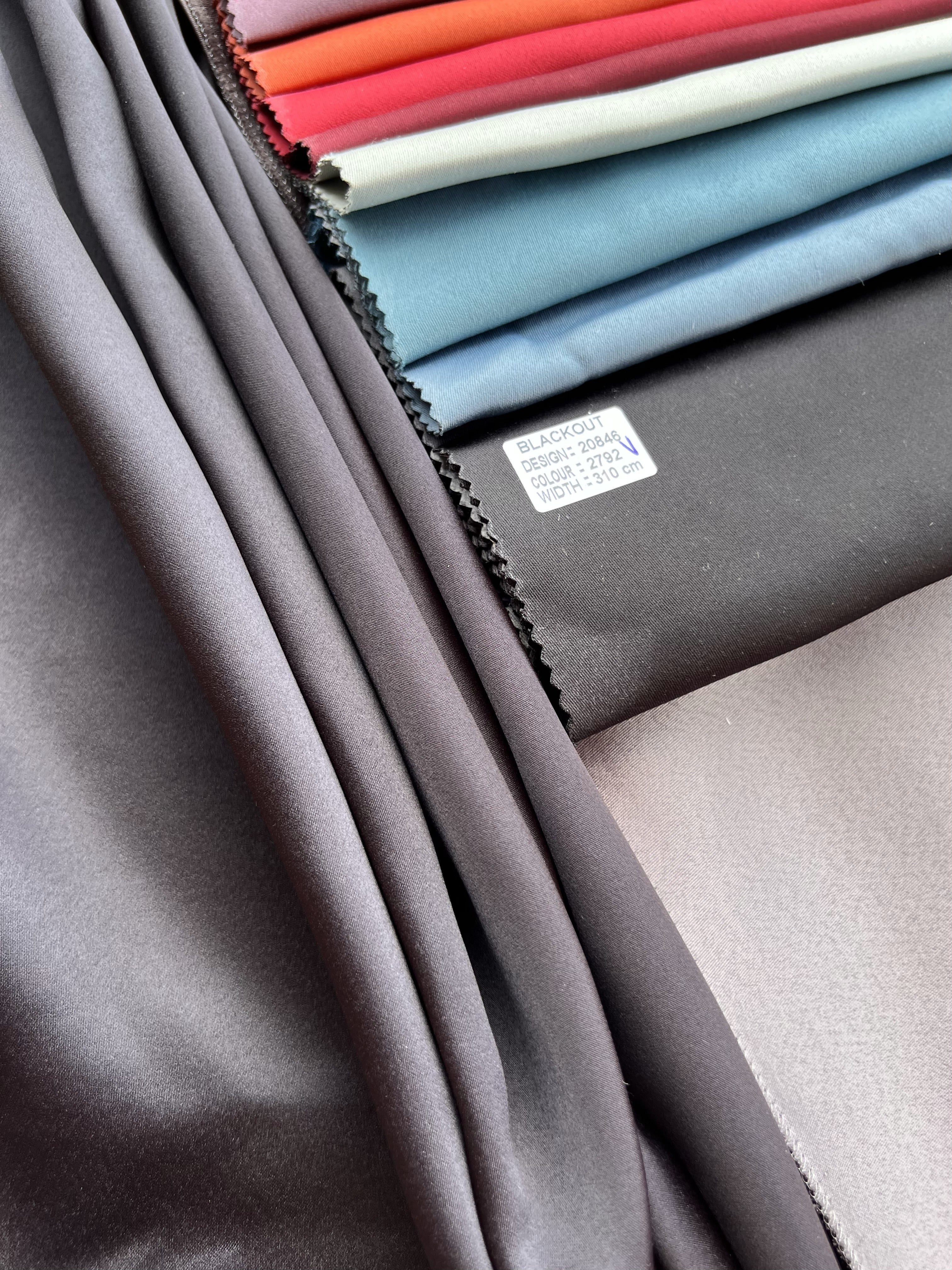 Monochrome "Blackout" curtain, black color