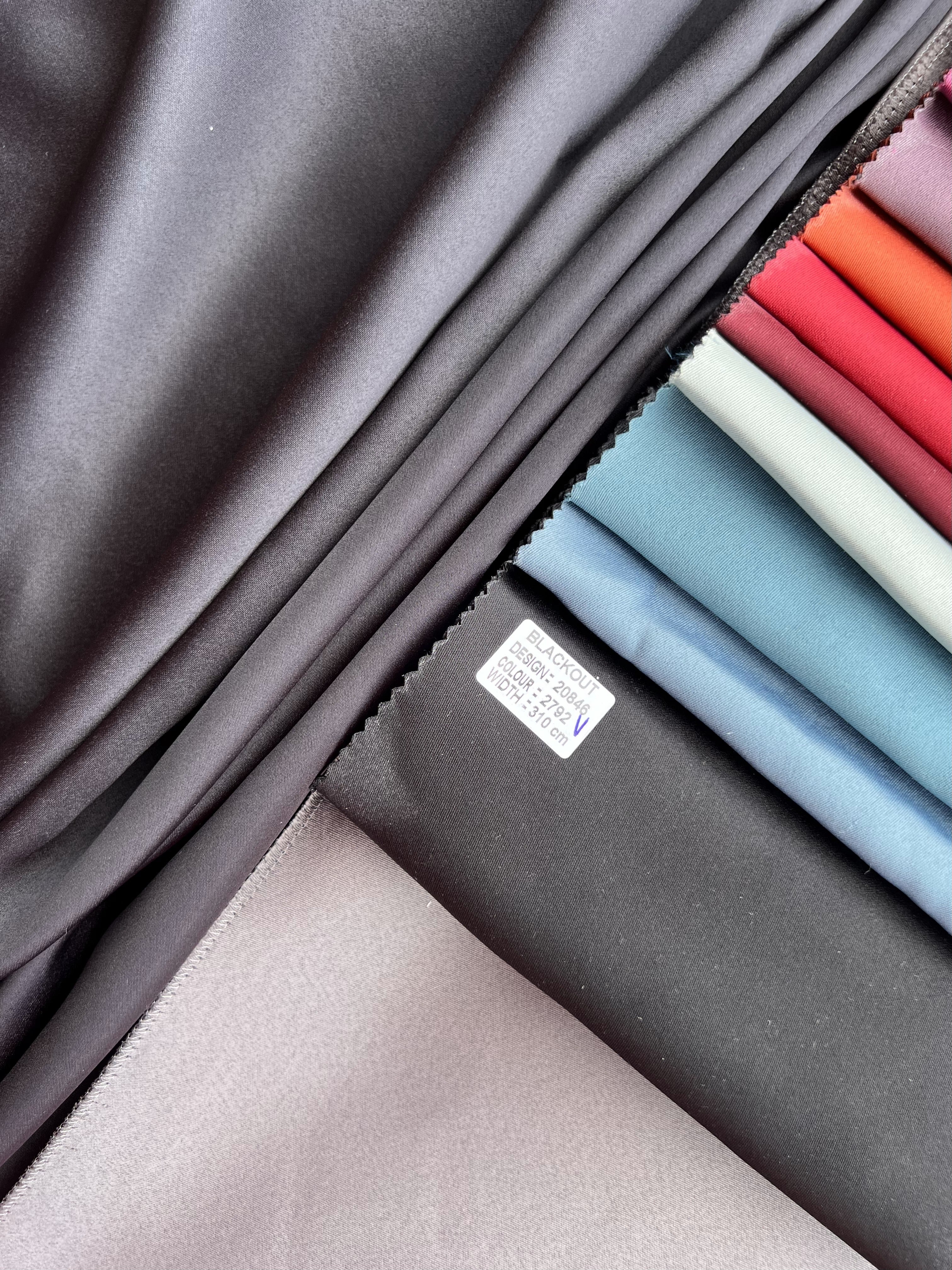 Monochrome "Blackout" curtain, black color