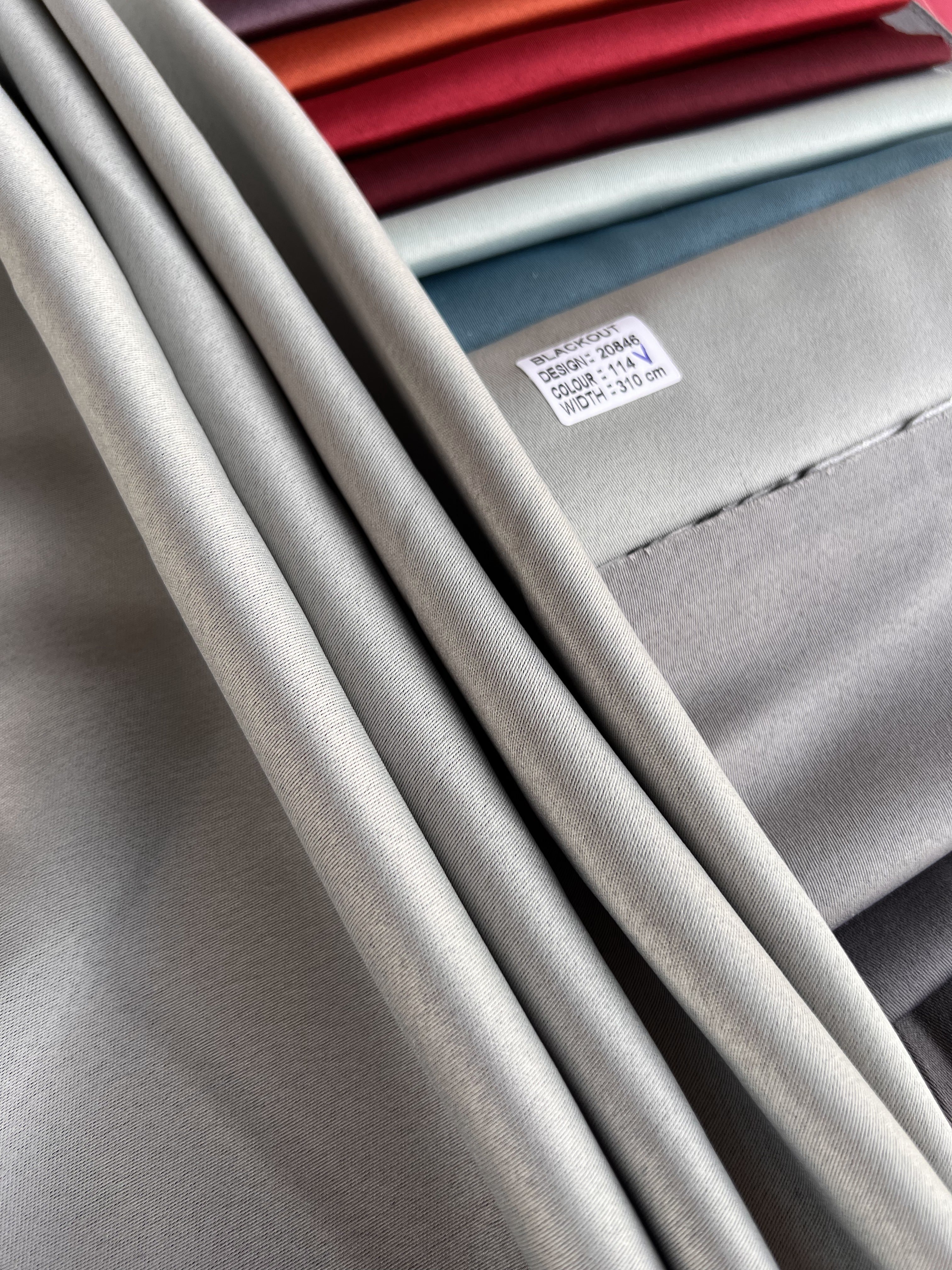 Monochrome "Blackout" curtain, light gray color