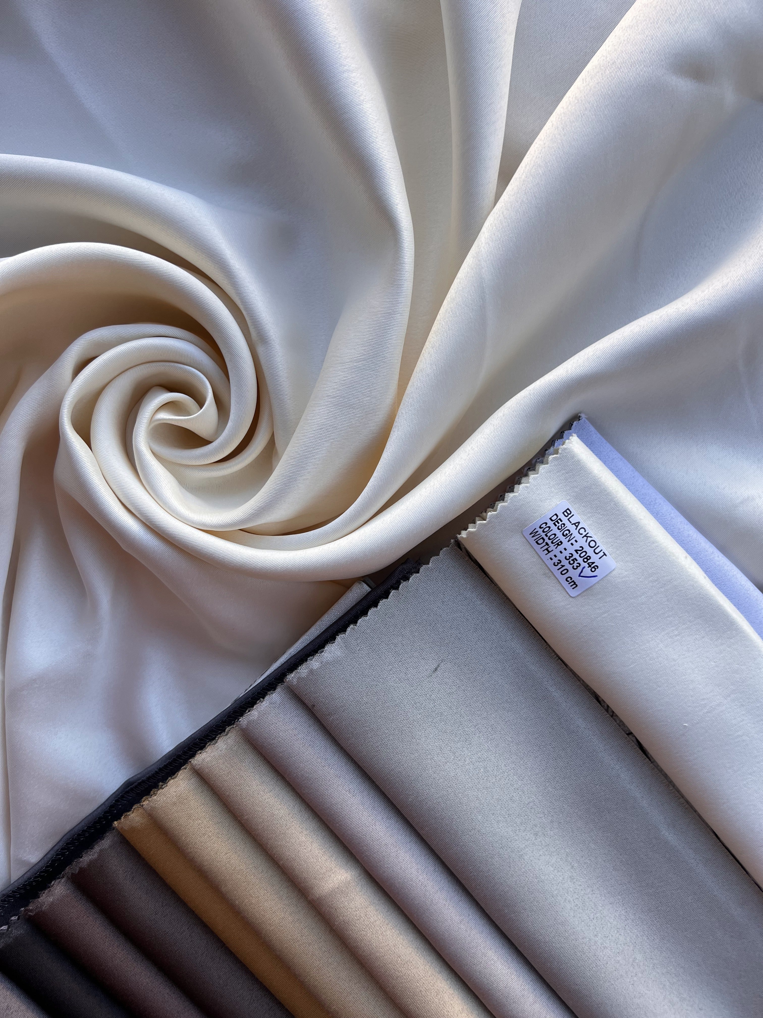 Monochrome "Blackout" curtain, milk color