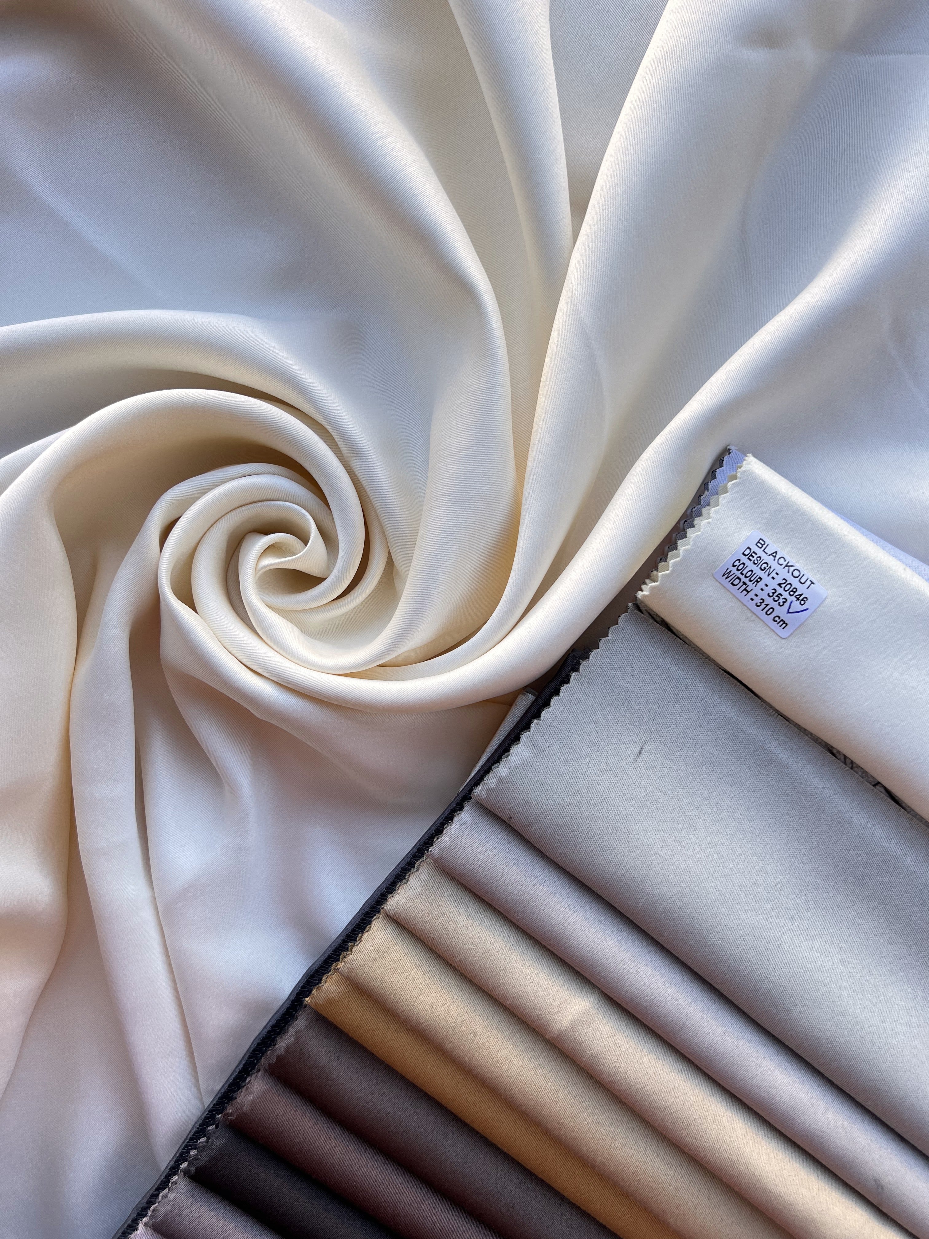 Monochrome "Blackout" curtain, milk color