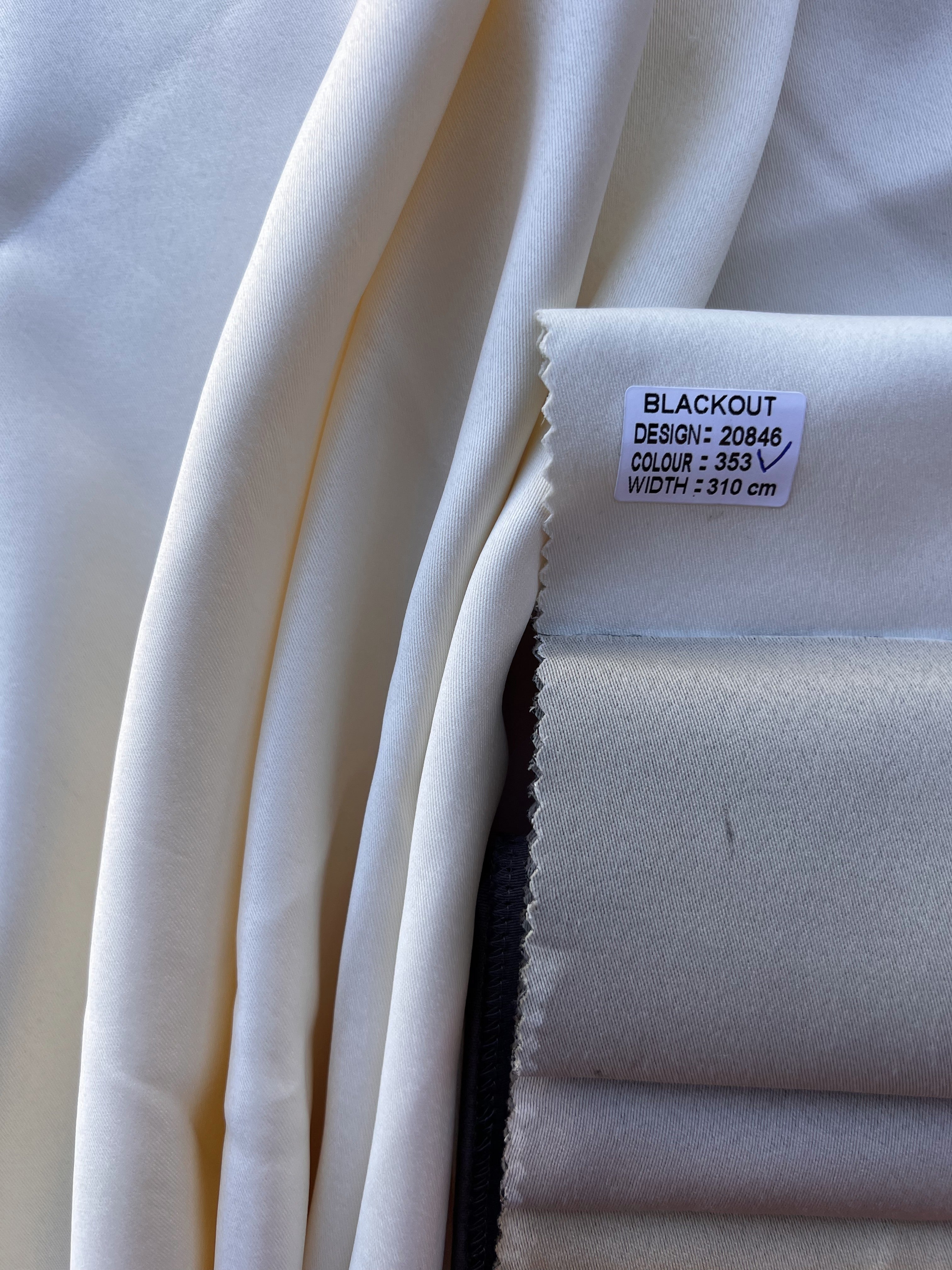 Monochrome "Blackout" curtain, milk color