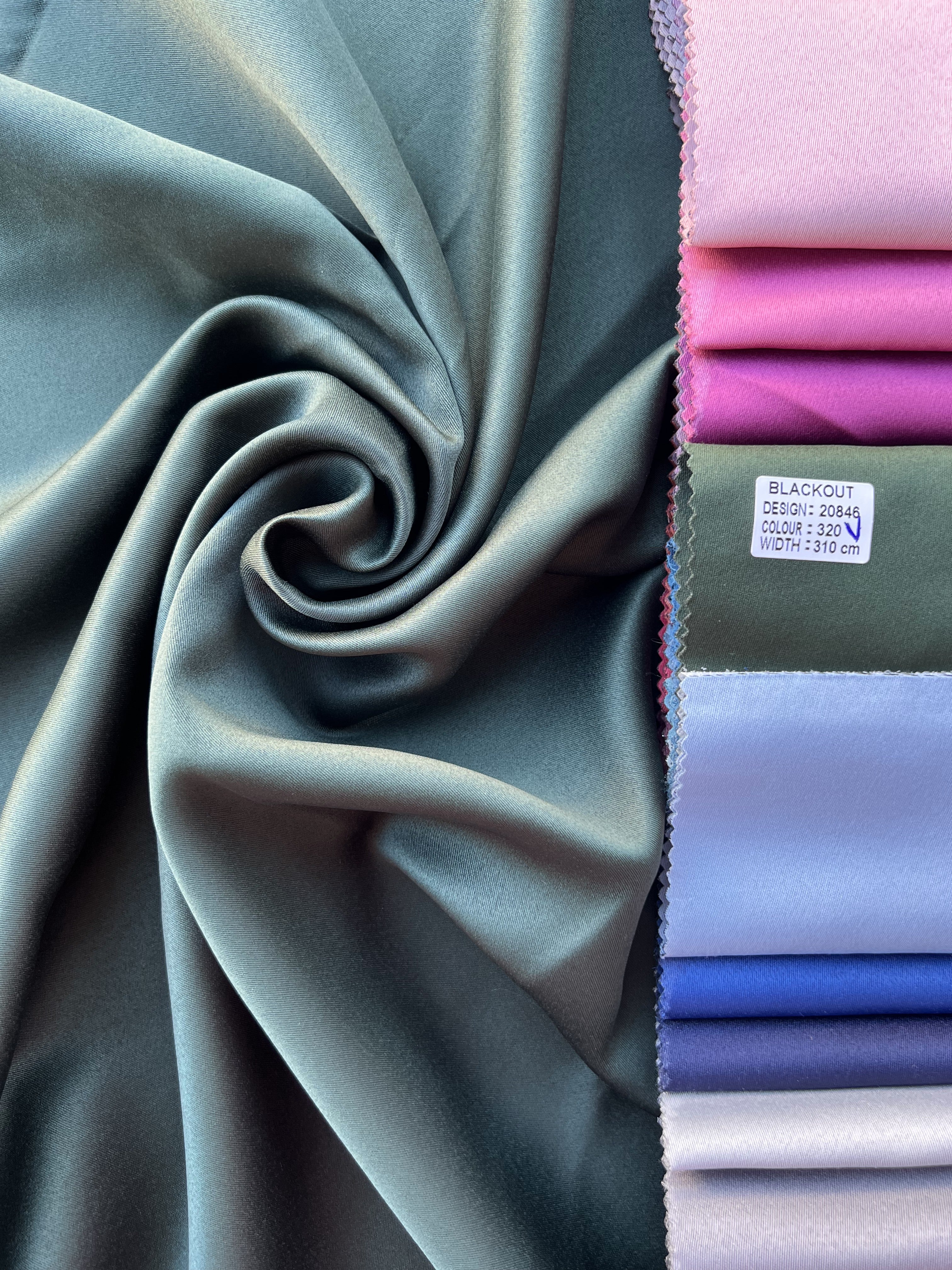 Monochrome "Blackout" curtain, dark green color