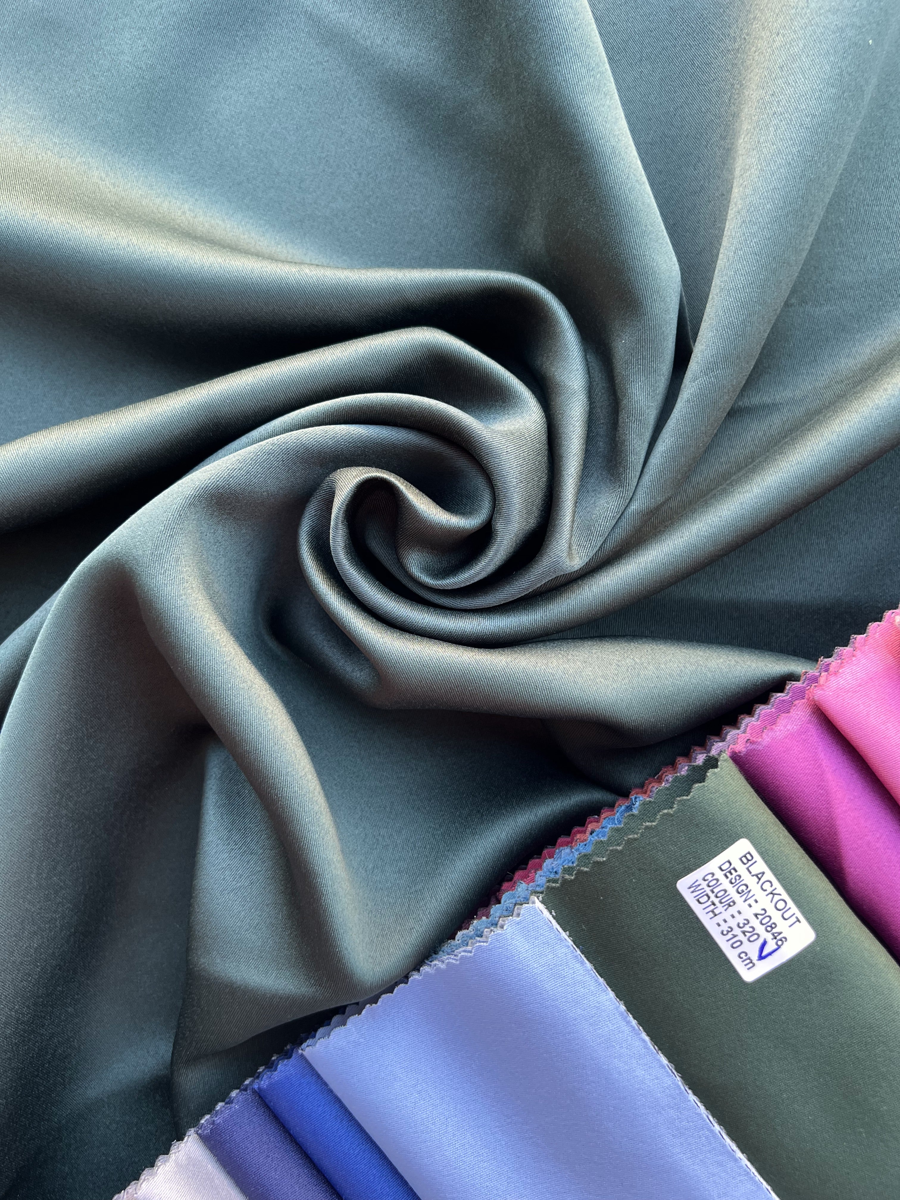 Monochrome "Blackout" curtain, dark green color