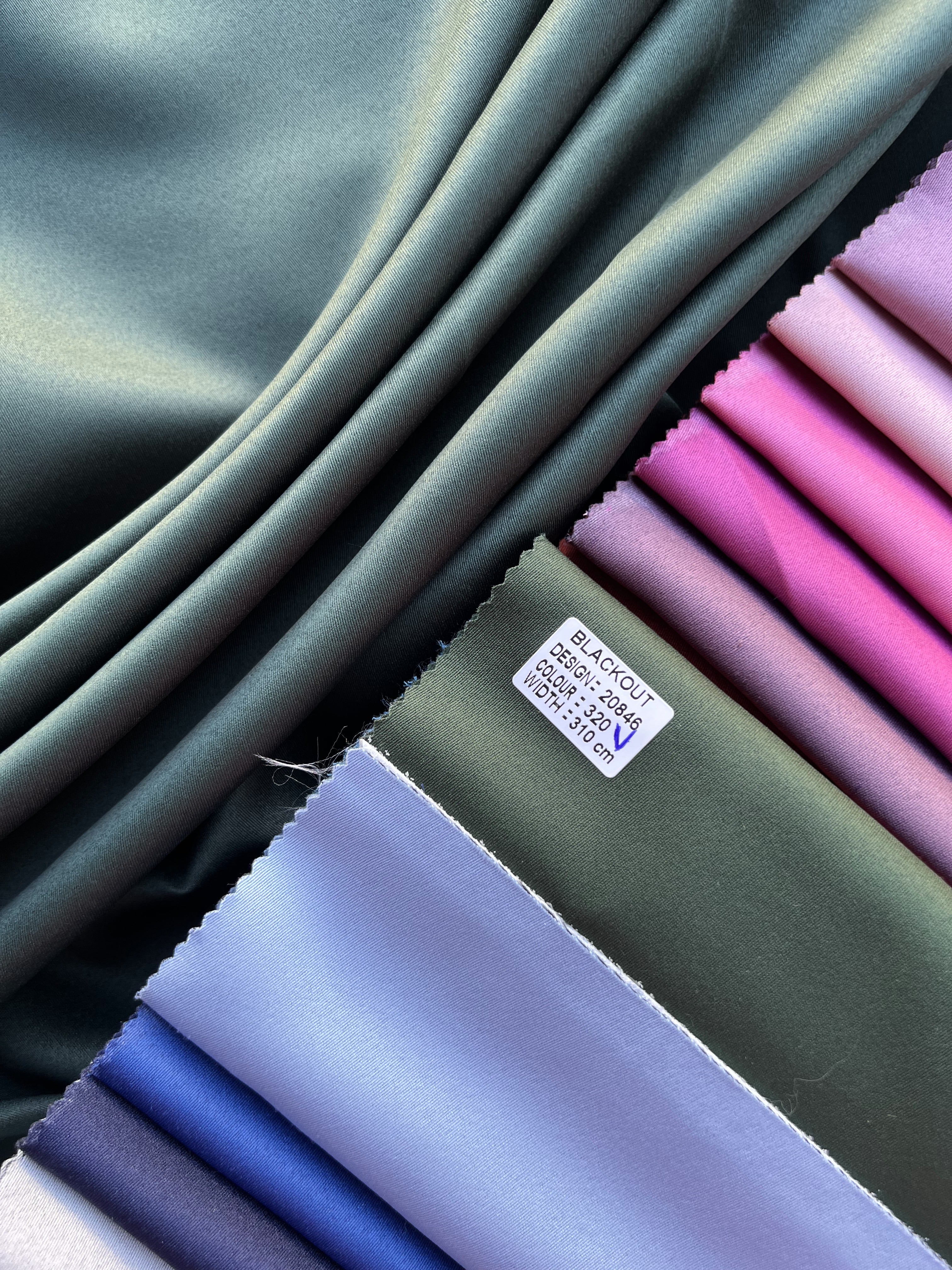 Monochrome "Blackout" curtain, dark green color