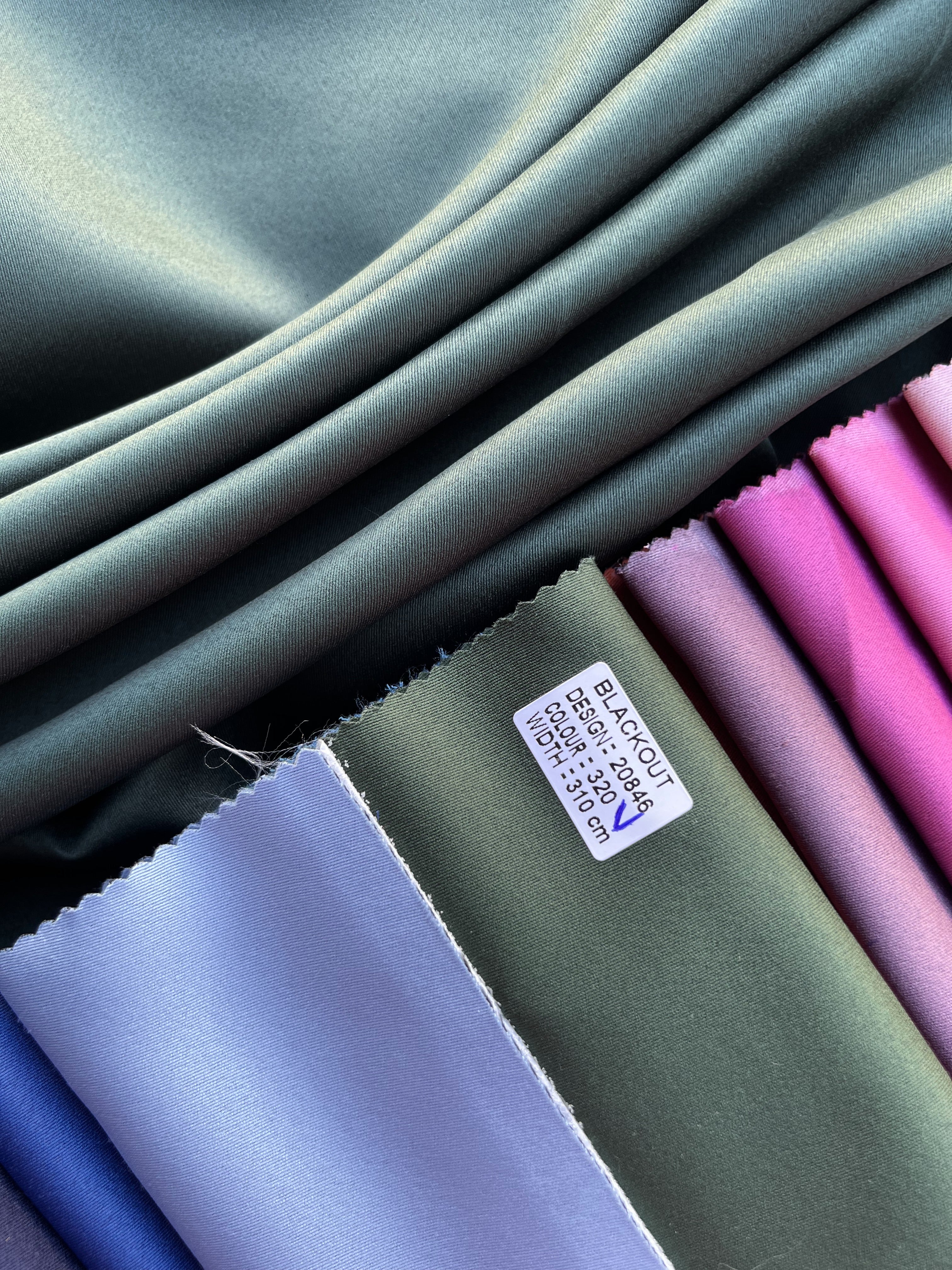 Monochrome "Blackout" curtain, dark green color